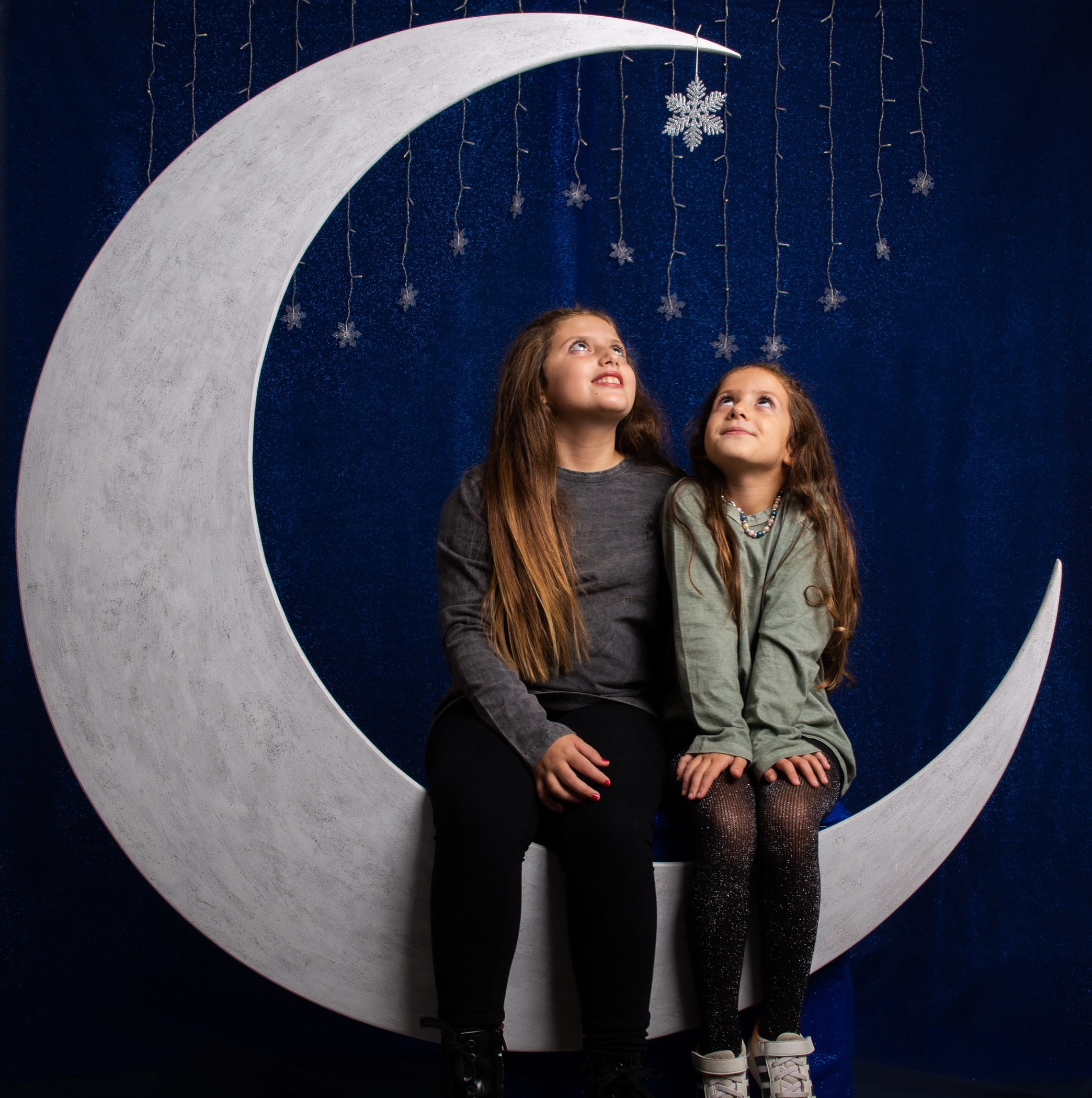 Navidad 2022. Alba con niños. Фотограф в Матаро, Барселона. Евгения Шихина