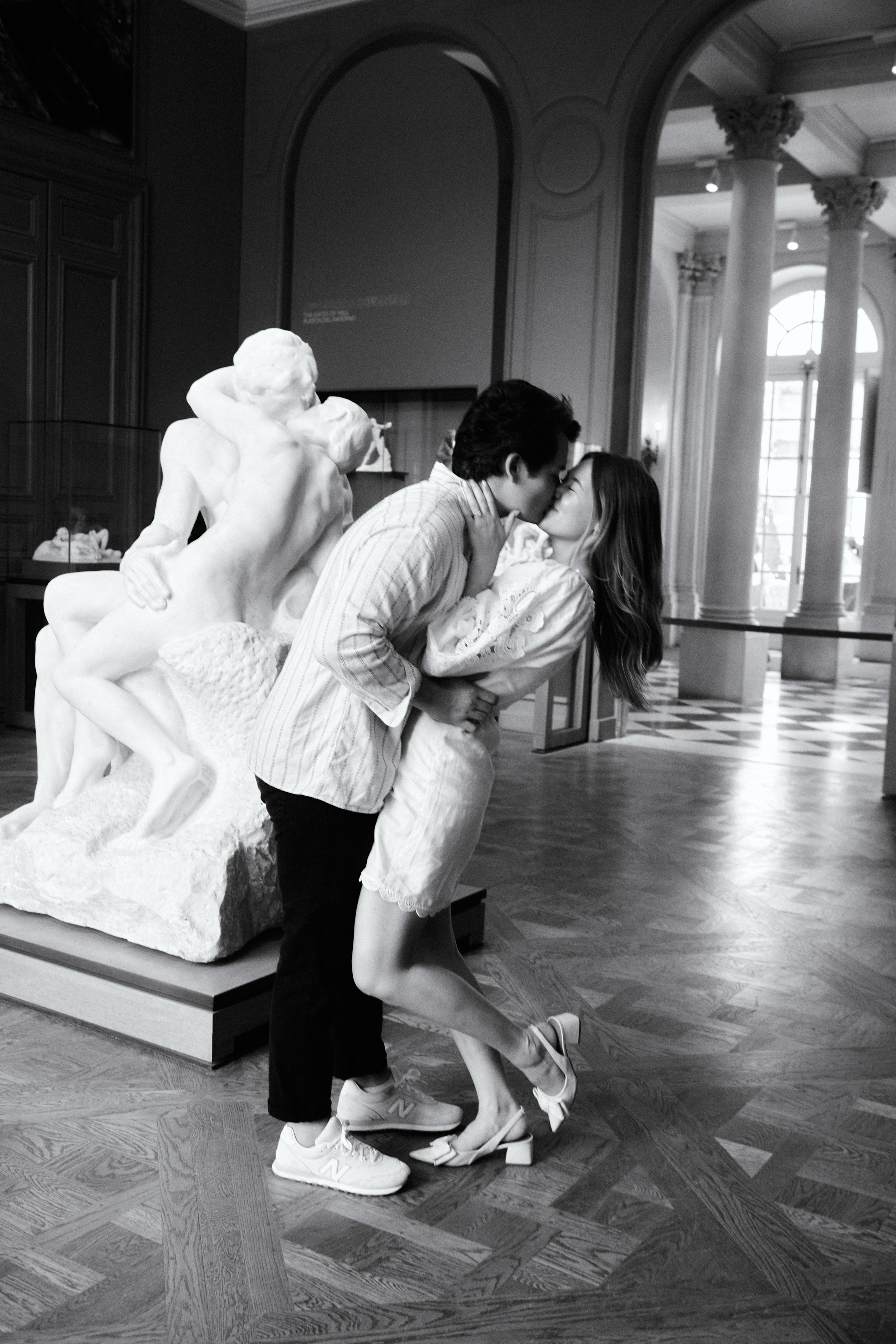 Hannah & Drew museum engagement. Photographer in Paris