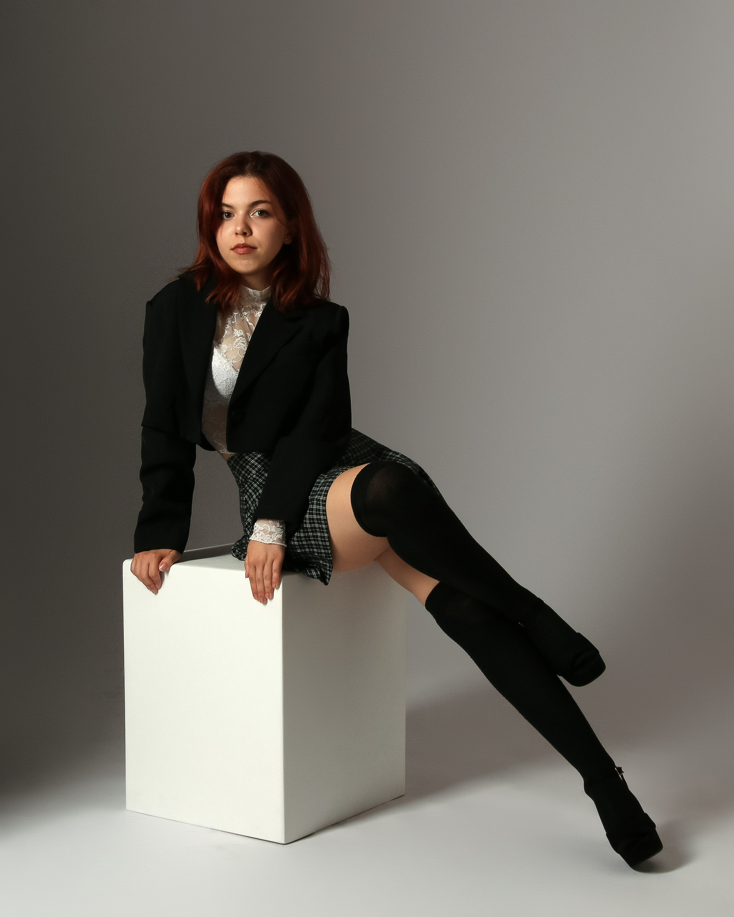 Studiofoto von Mariia in dunklem Outfit mit Rock – moderner und eleganter Look