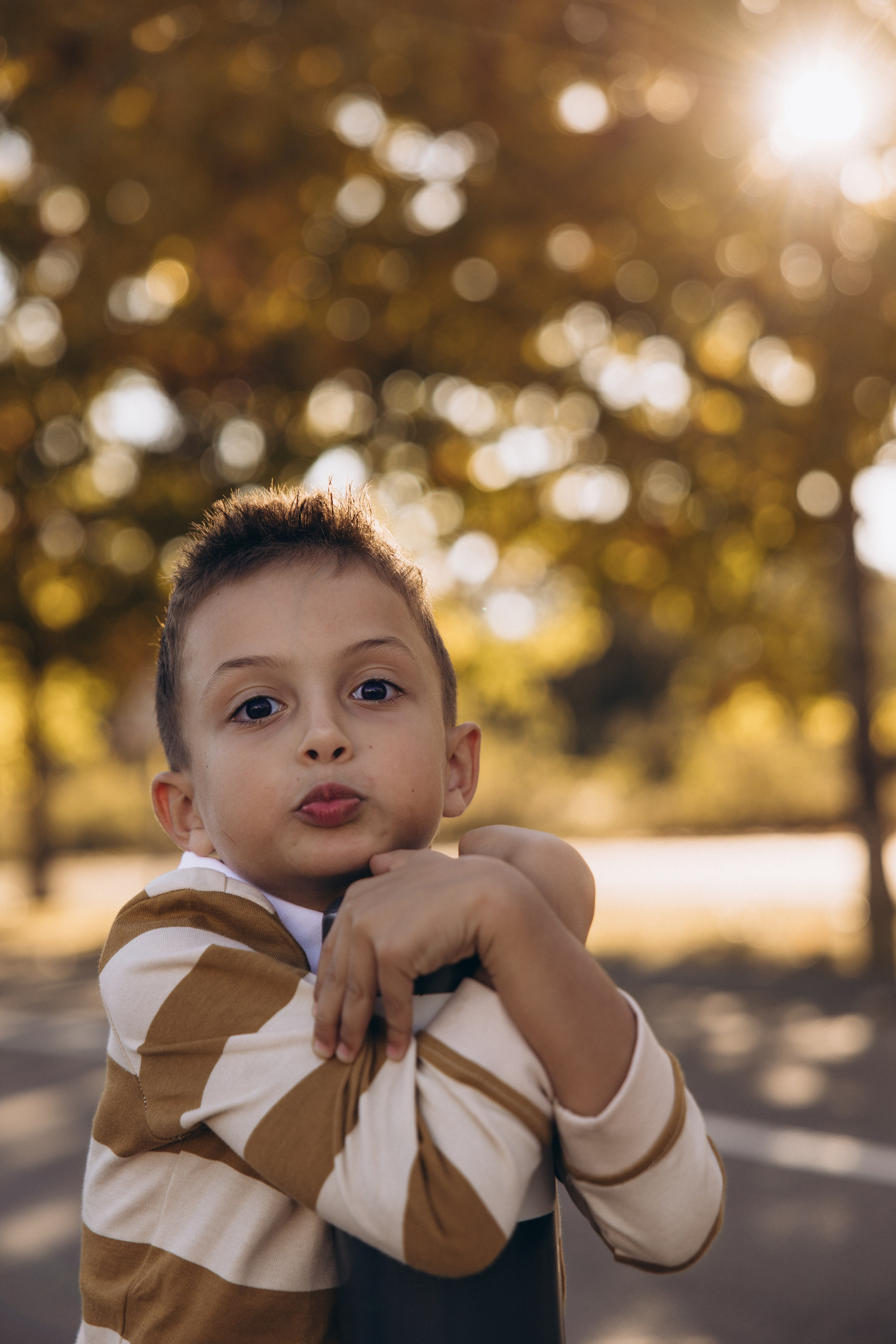 Autumn mother-son family photoshoot in Toulouse. Eugenie Smirnova — wedding, corporate and lifestyle photographer in Toulouse and Southwest France