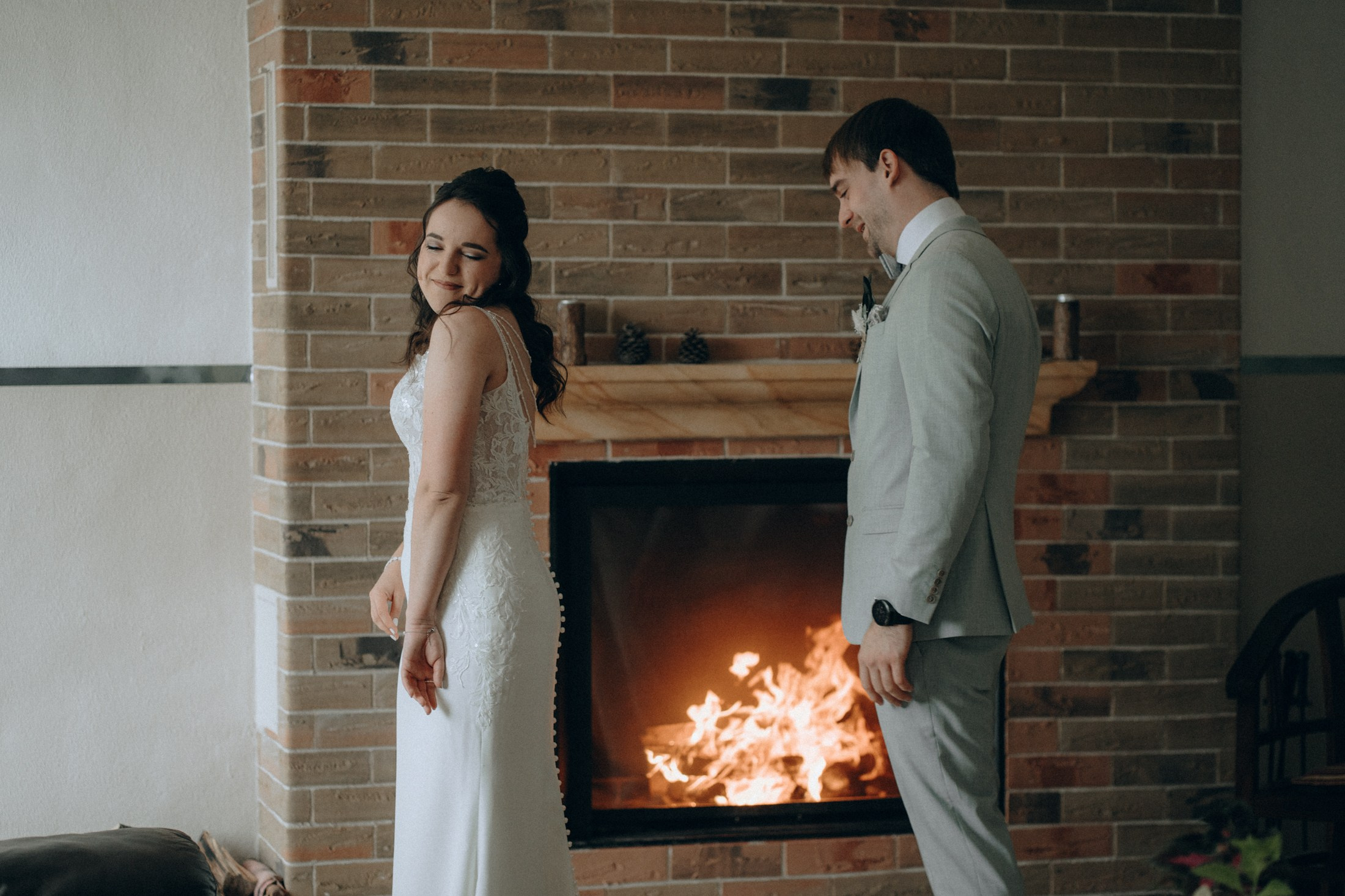 Жених и невеста у камина — свадебная фотография в Дрездене в теплой атмосфере