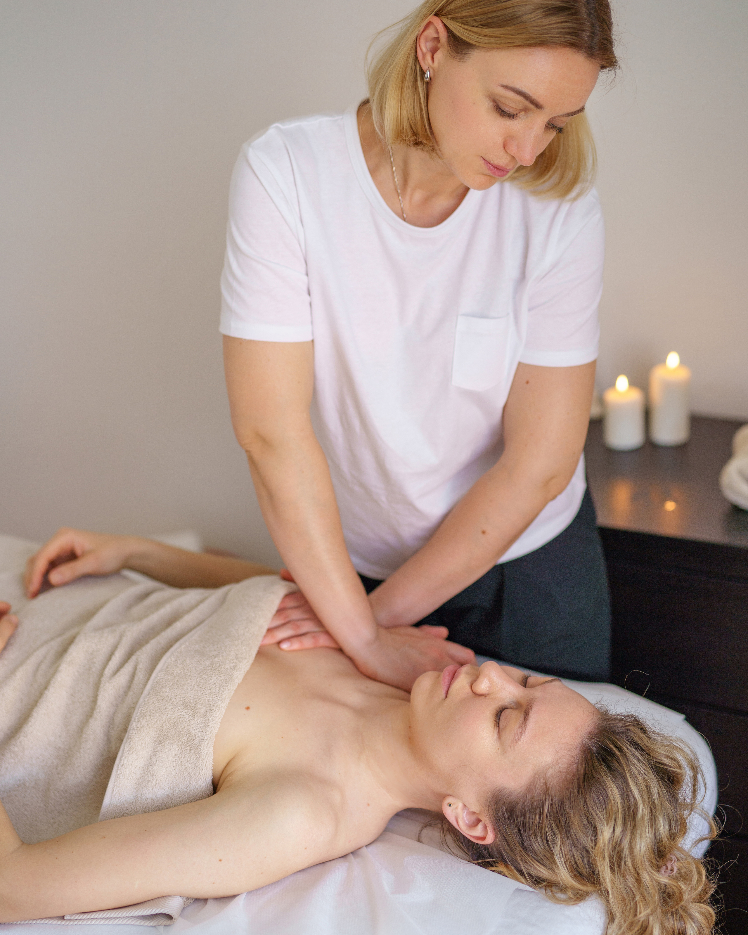 Creative content photography for businesses. Photos for massage therapist.  LinkedIn headshot Madrid. Photographer in Madrid, Spain. Alyona Belyaninova