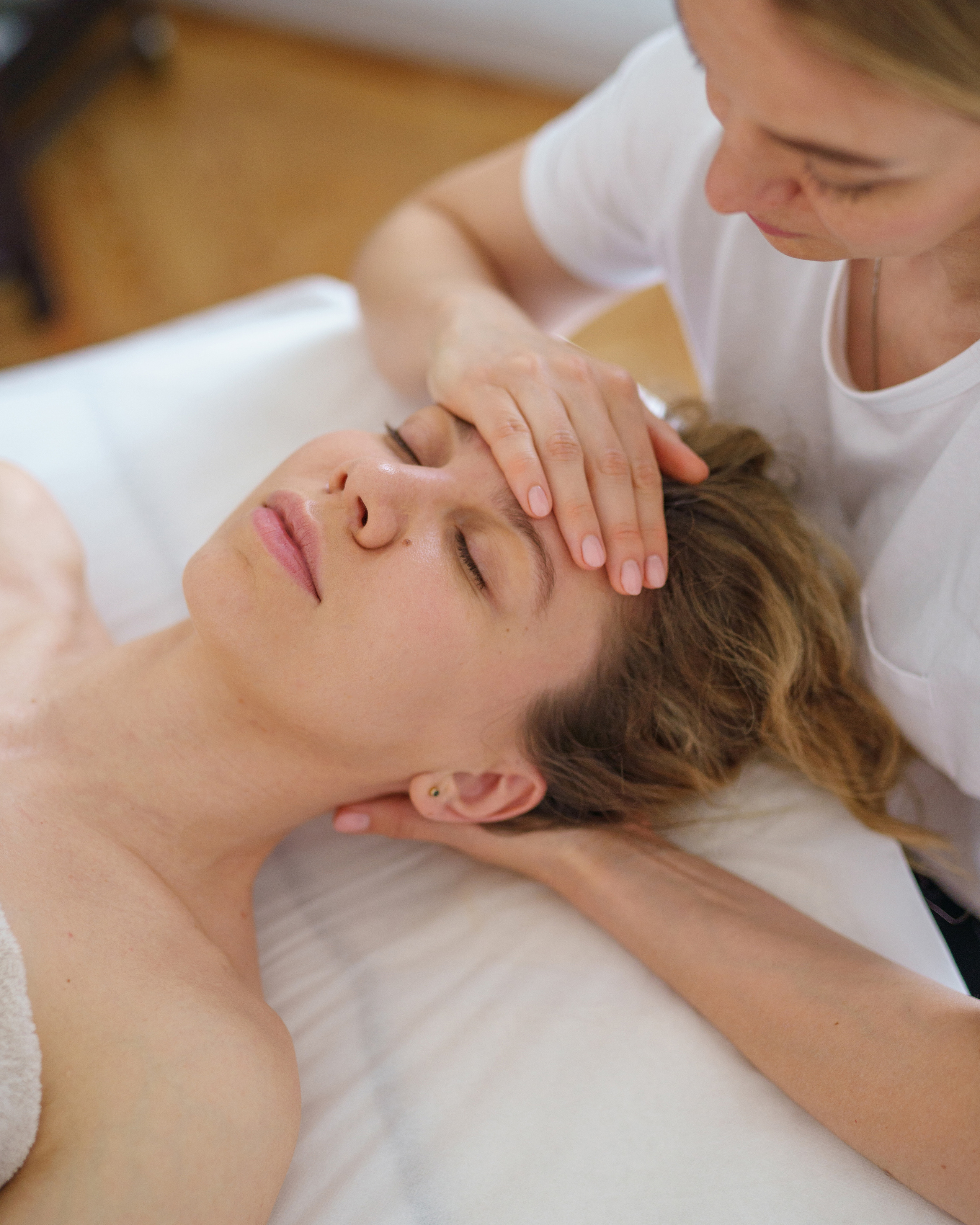 Creative content photography for businesses. Photos for massage therapist.  LinkedIn headshot Madrid. Photographer in Madrid, Spain. Alyona Belyaninova