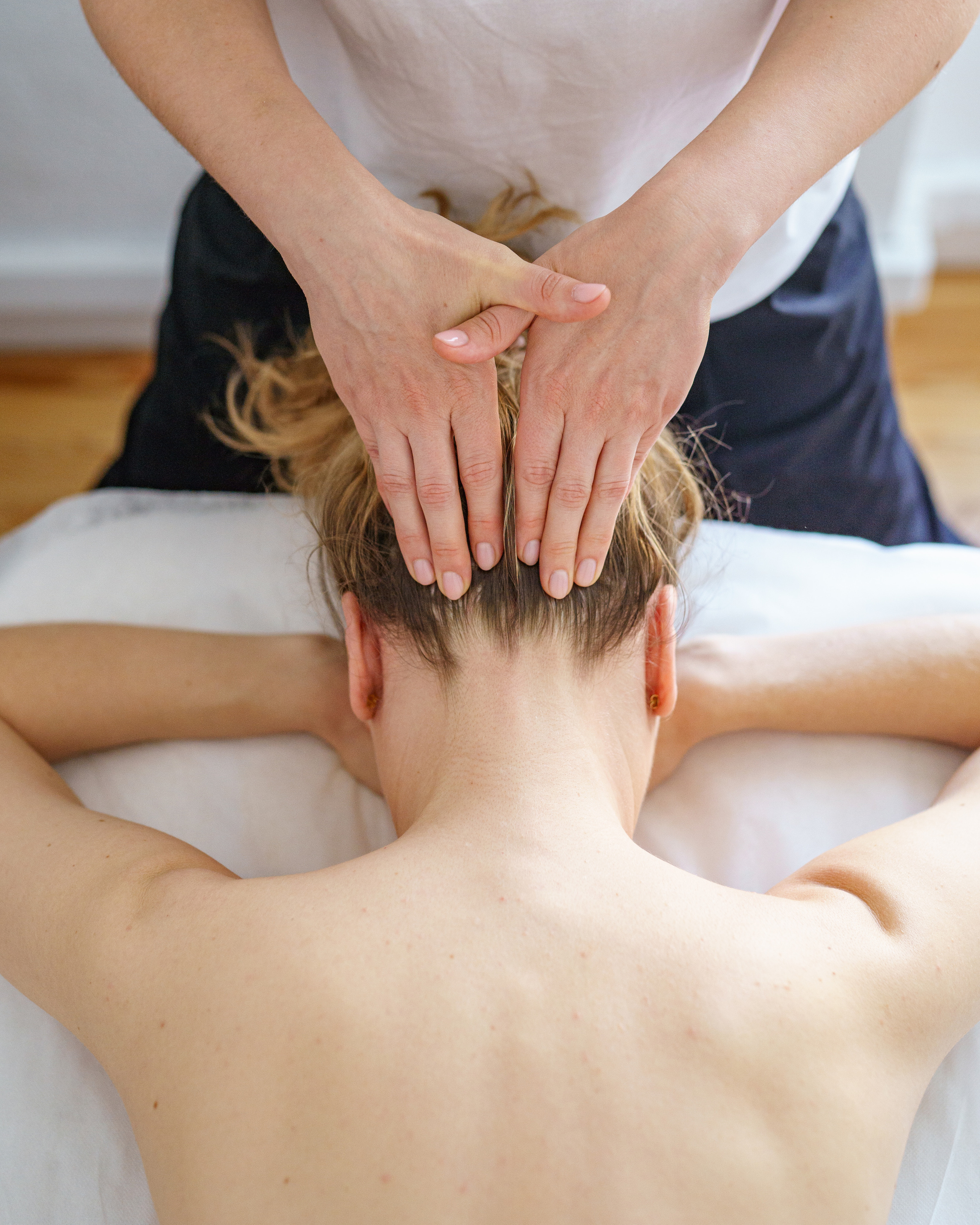 Creative content photography for businesses. Photos for massage therapist.  LinkedIn headshot Madrid. Photographer in Madrid, Spain. Alyona Belyaninova