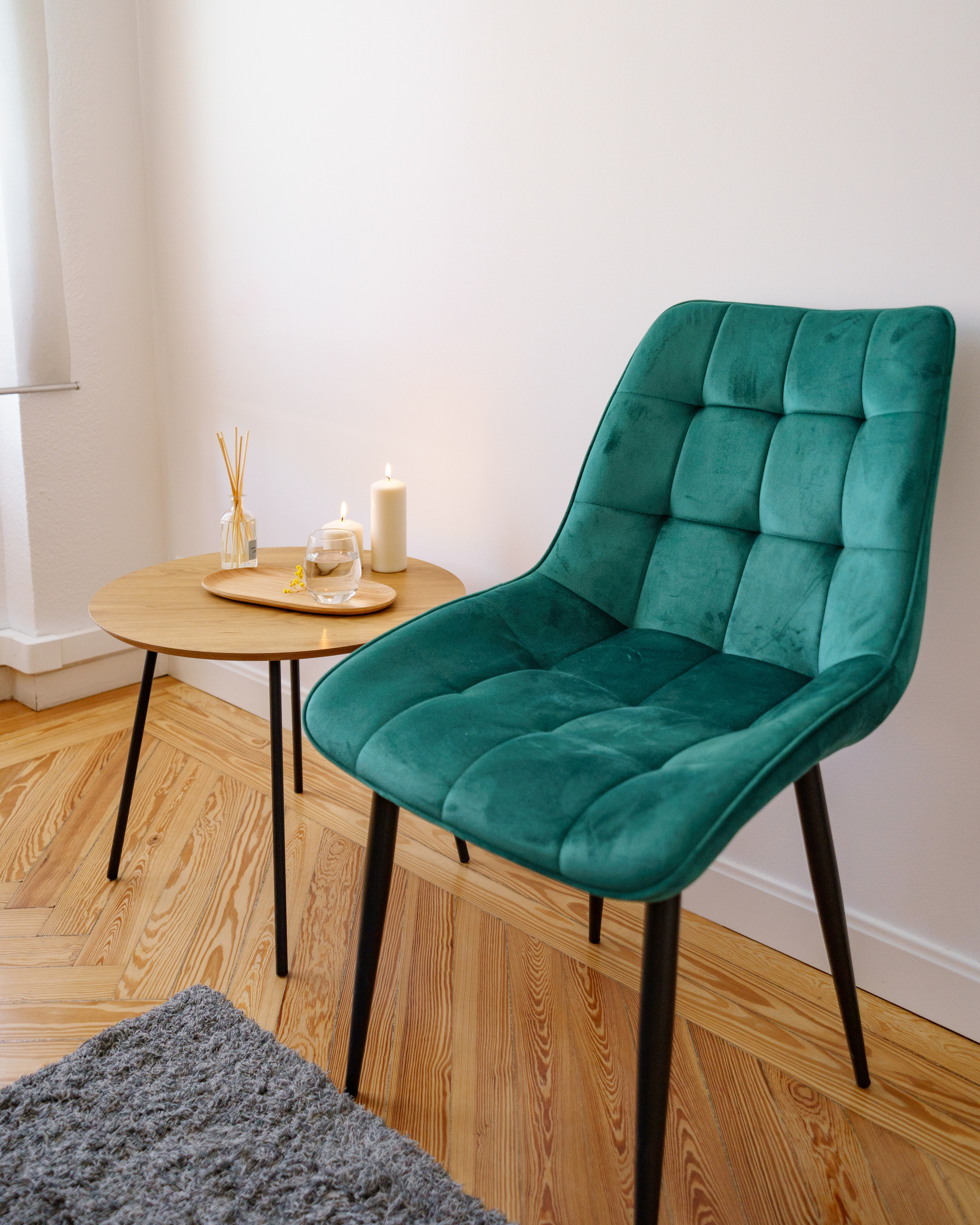 Creative content photography for businesses. Photos for massage therapist.  LinkedIn headshot Madrid. Photographer in Madrid, Spain. Alyona Belyaninova