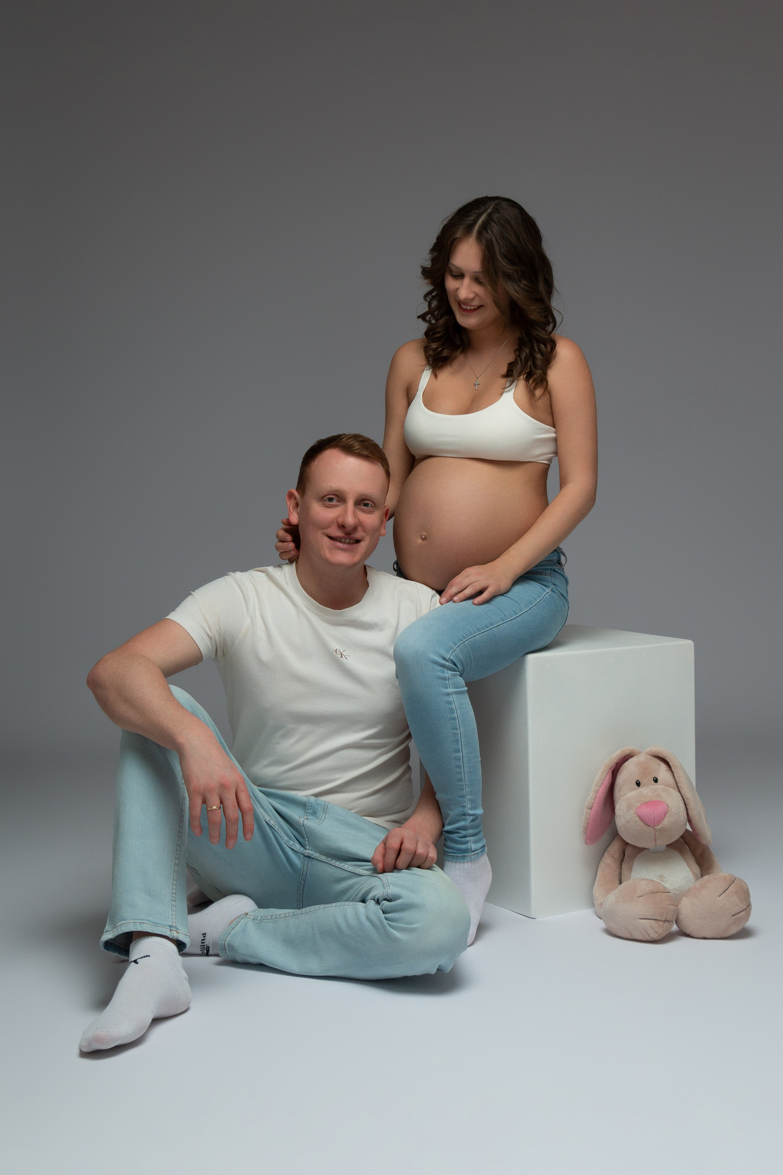 Natürliche Schwangerschaftsporträts von Natalia und irhem Partner im Studio