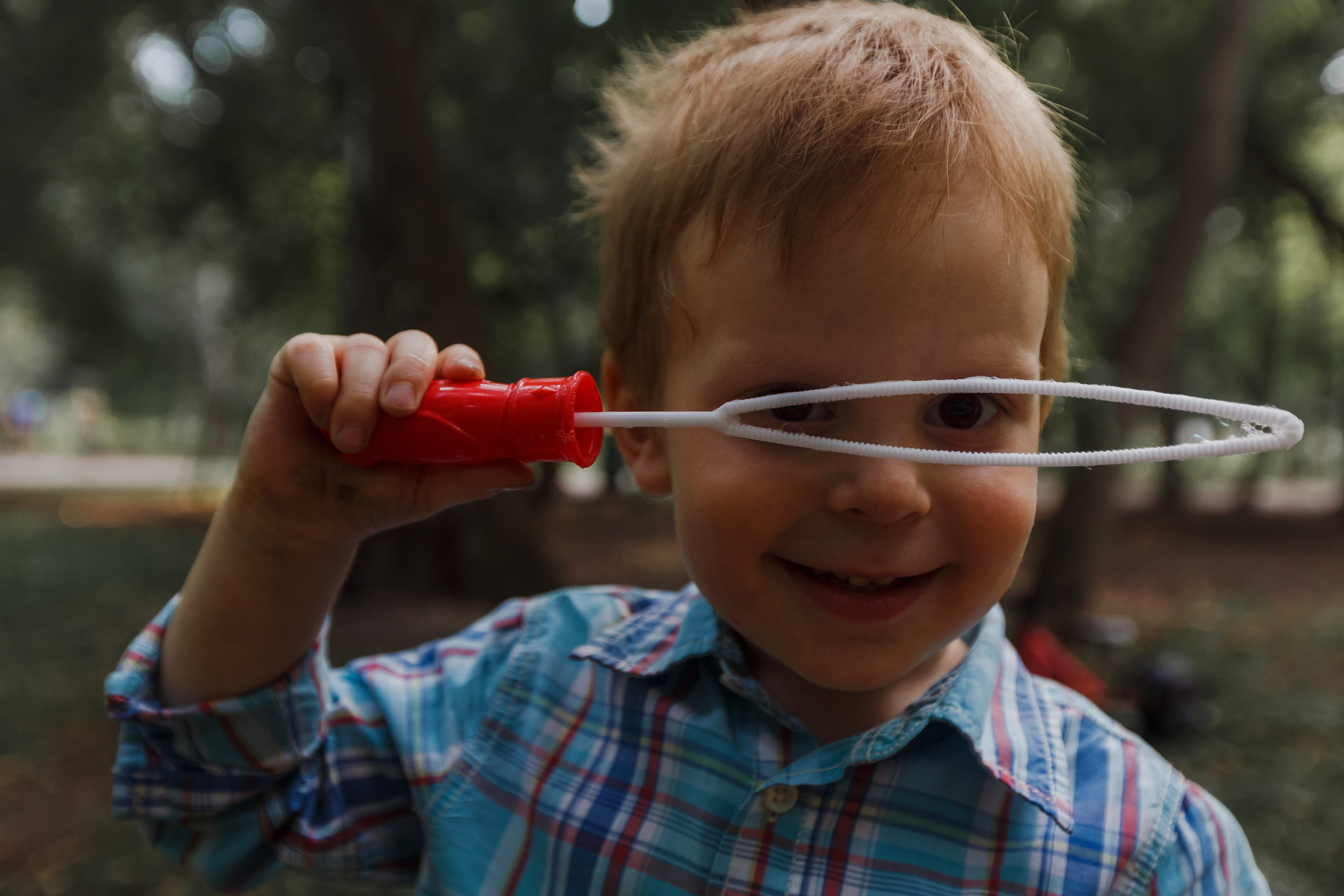 Sesión de fotos con un niño travieso. Fotógrafo de retrato, familia y reportajes en Valencia | España | Europa Vitalii Lumier