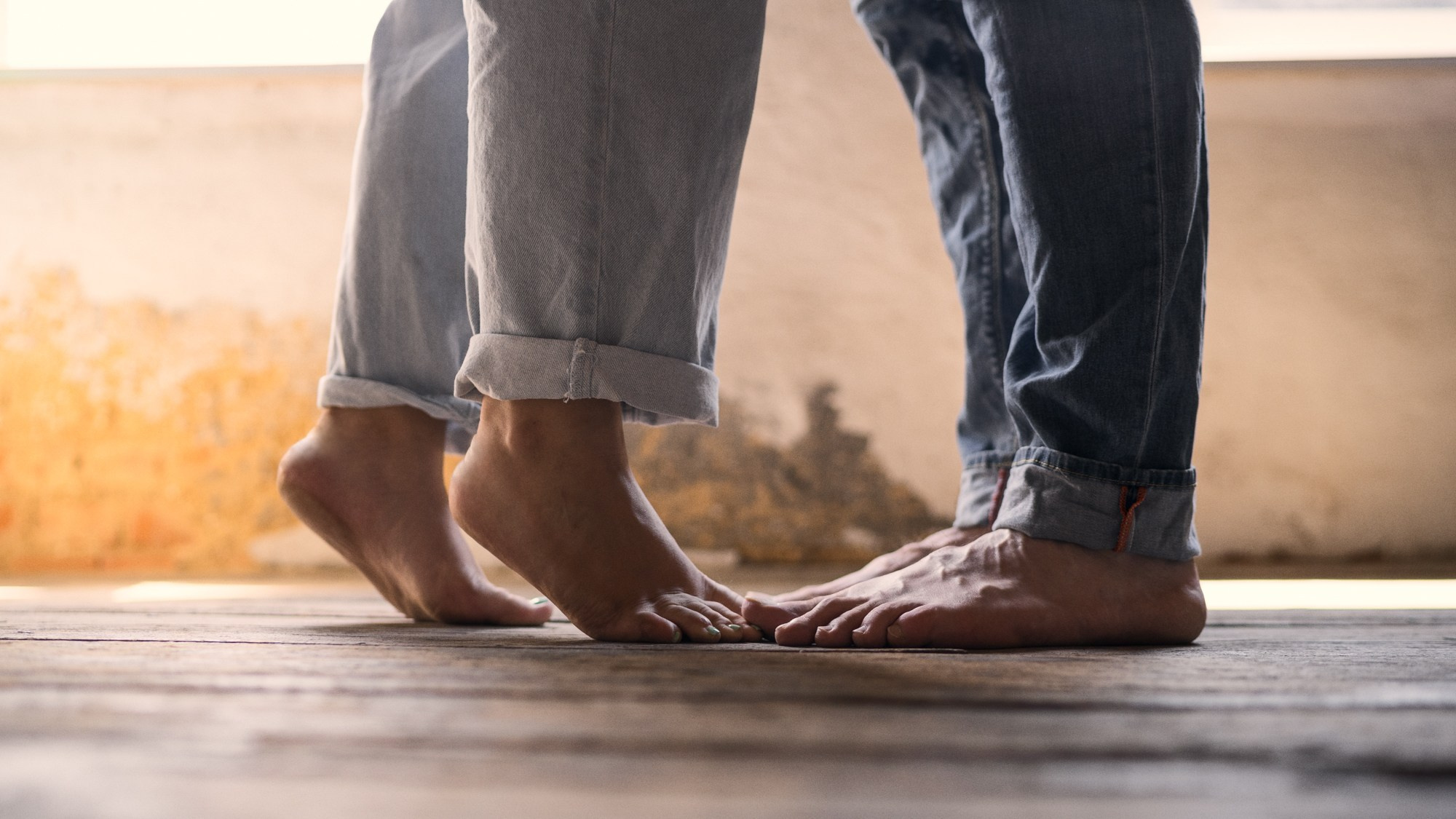 Силуэты босиком на закате – парная фотосессия, лавстори в Дрездене