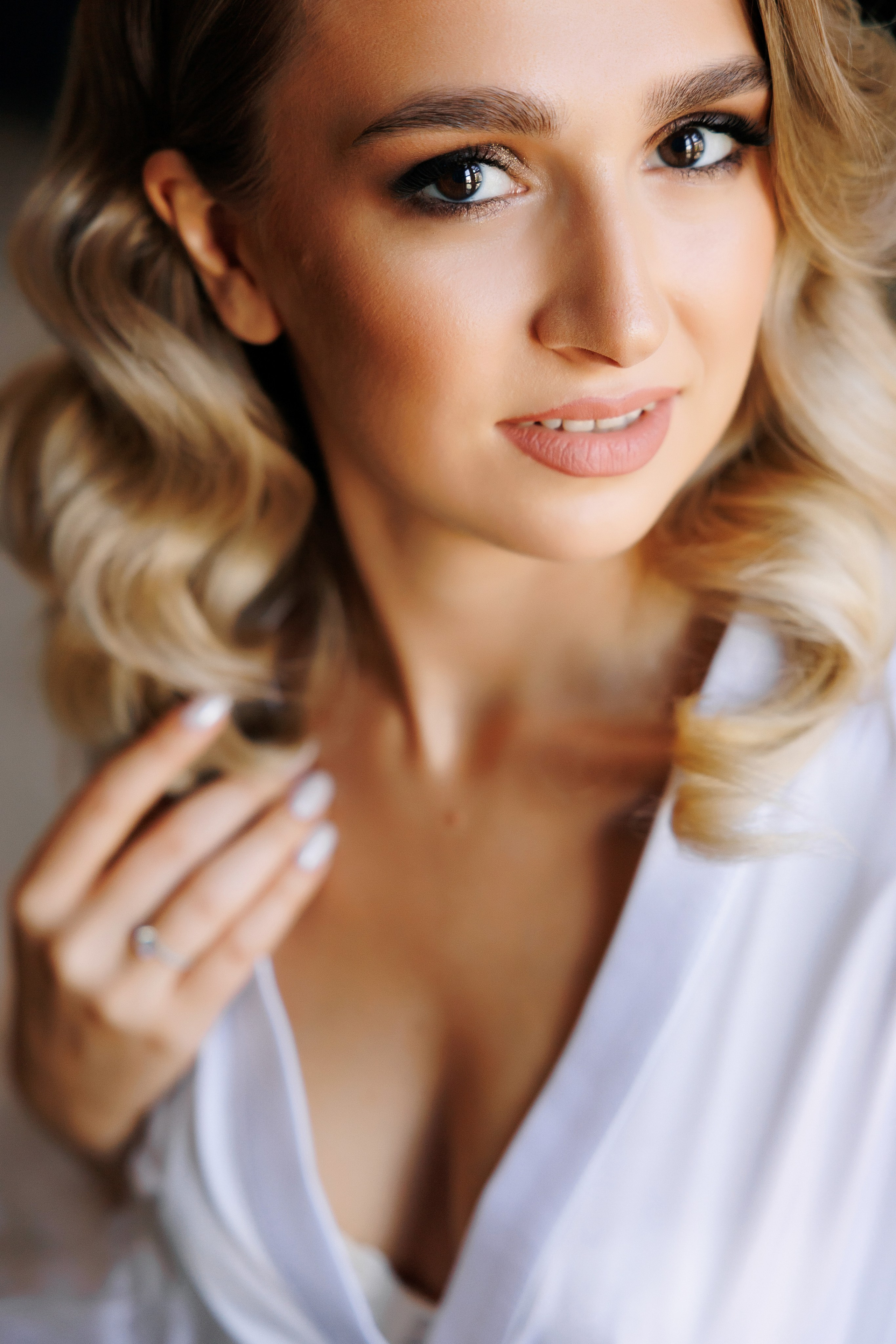 portret de mireasă la pregătirile de dimineața