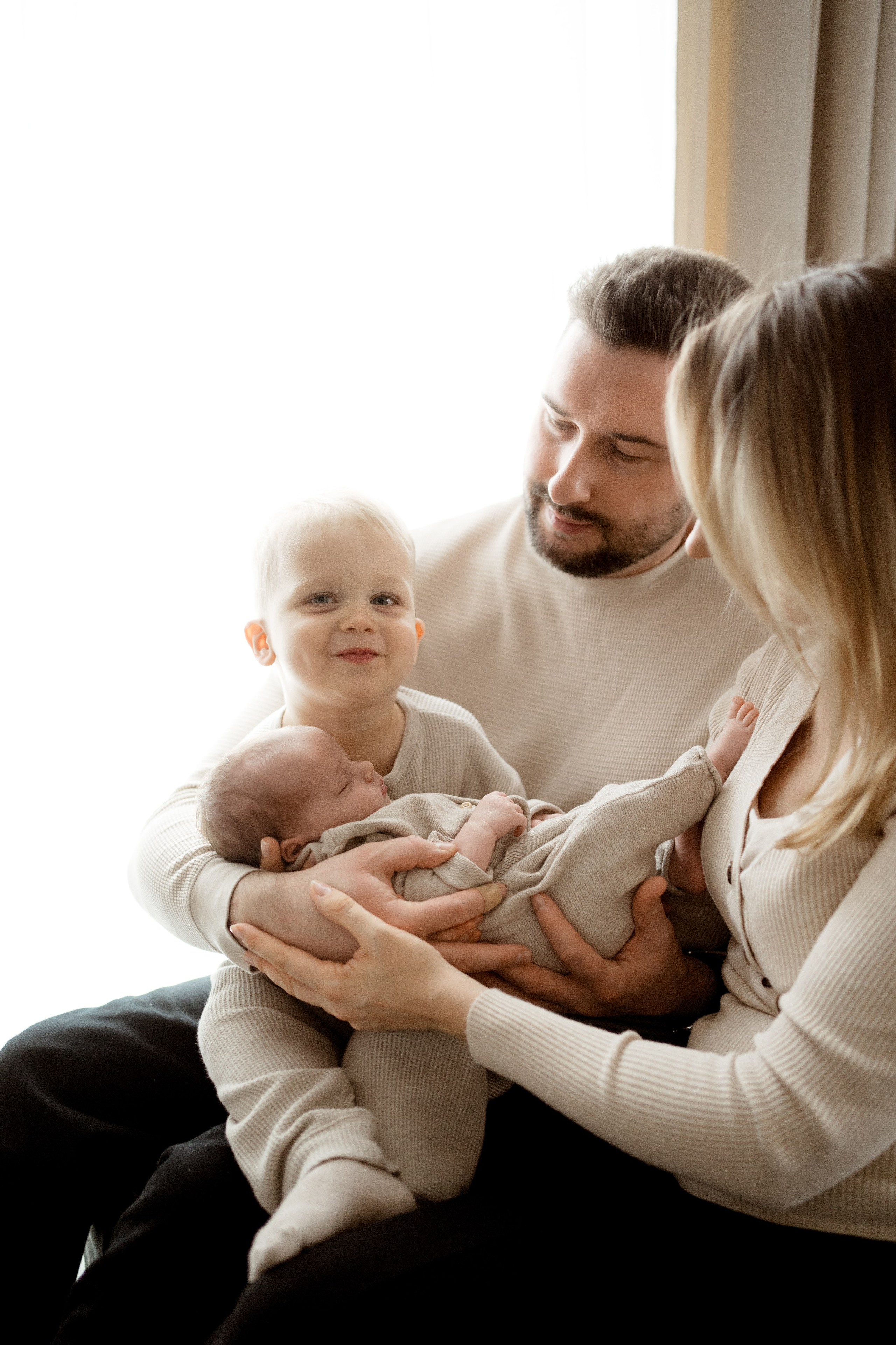 Sesja noworodkowa w domu. Fotograf Łódź - sesja ciążowa, noworodkowa, dziecięca. Studio w Łodzi