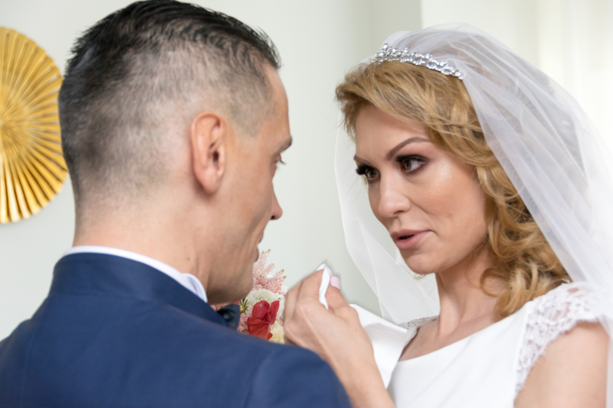 Fotografii de la nunta acasa, fotograf de nunta bucuresti, fotografii nunta la socri, pozing mireasa, obiceiuri, fotografie profesionala nunta, poze fashion, acasa la miri, pregatiri mireasa, foto mirele si mireasa