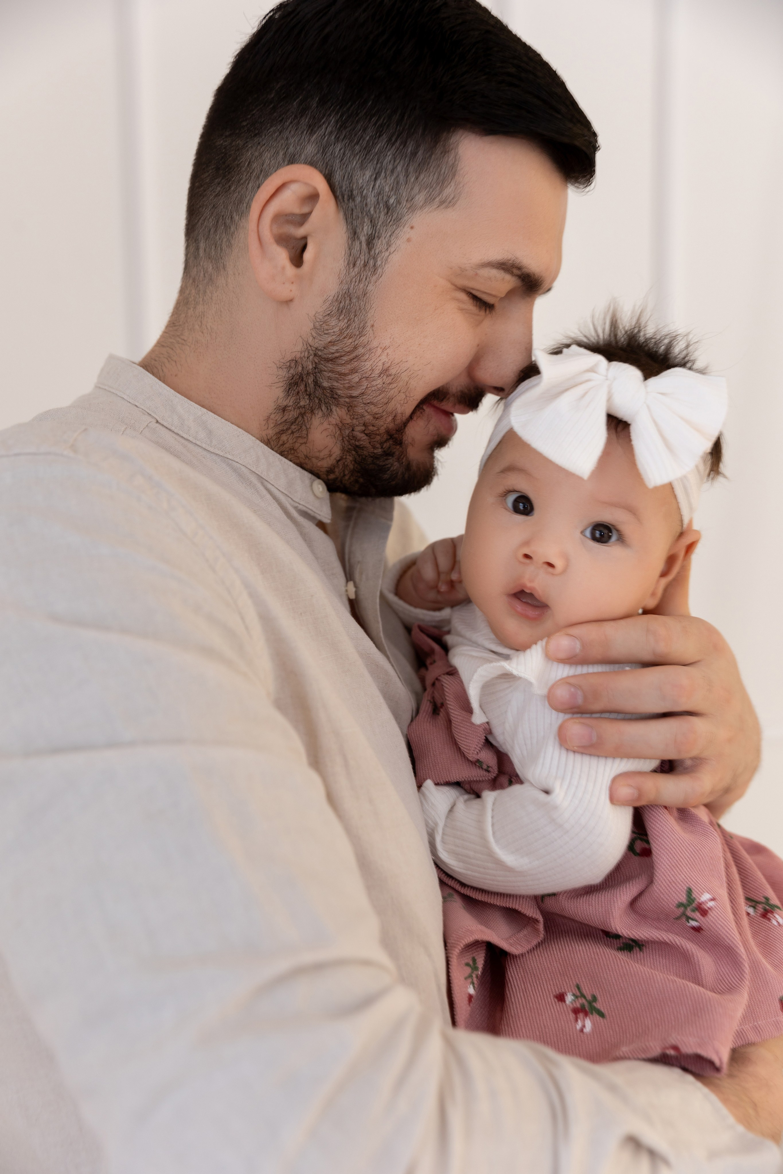 Professionelle Babyfotografie in Iserlohn – liebevolle Aufnahme einer Mutter mit ihrem 6 Monate alten Kind im Studio JS Photography