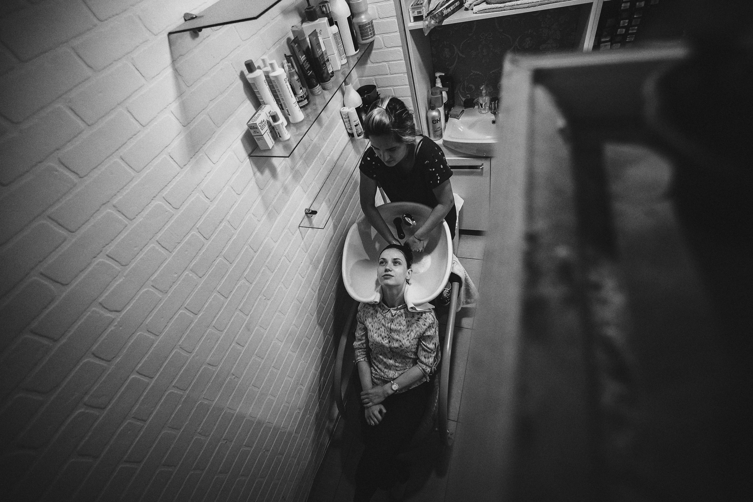 Фотограф в Ирландии чёрно-белая предсвадебная подготовка девушка моет голову утро невеста красивые фотки 