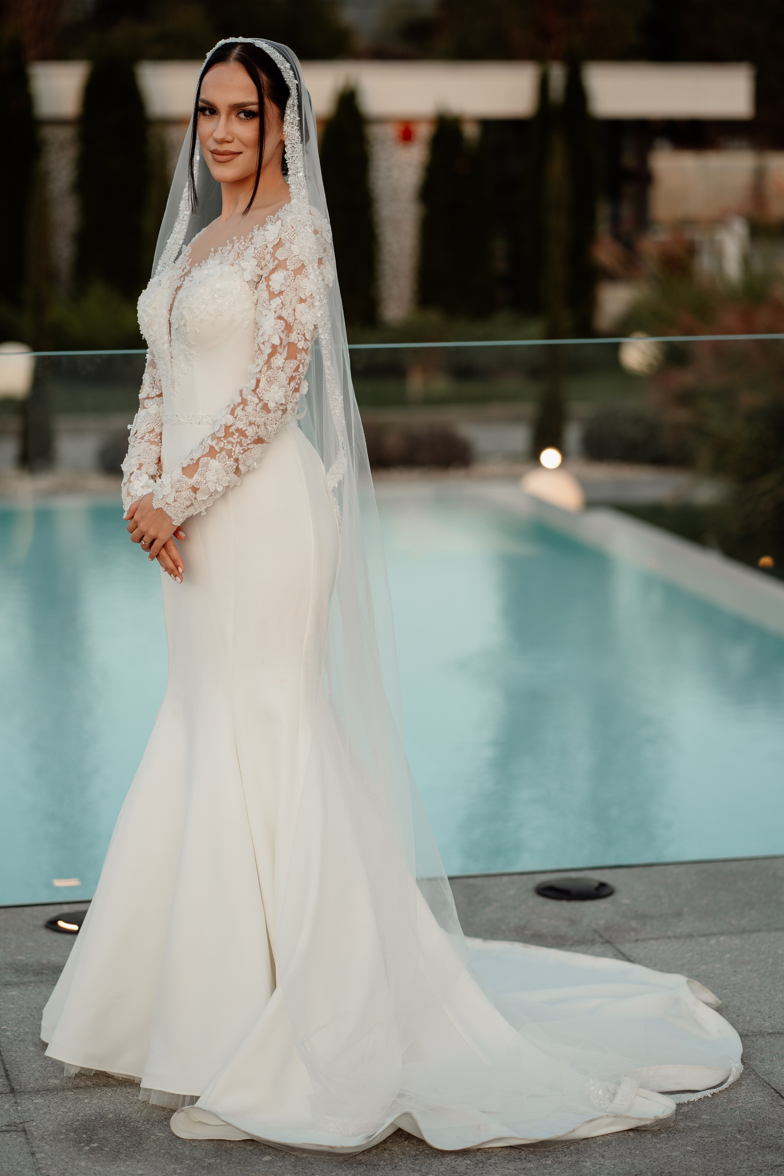 Moment emoționant între miri în ziua nunții, surprins într-un cadru natural și romantic, la Reina Events. Fotografie de nuntă profesională, editată artistic pentru a evidenția emoția și eleganța evenimentului.