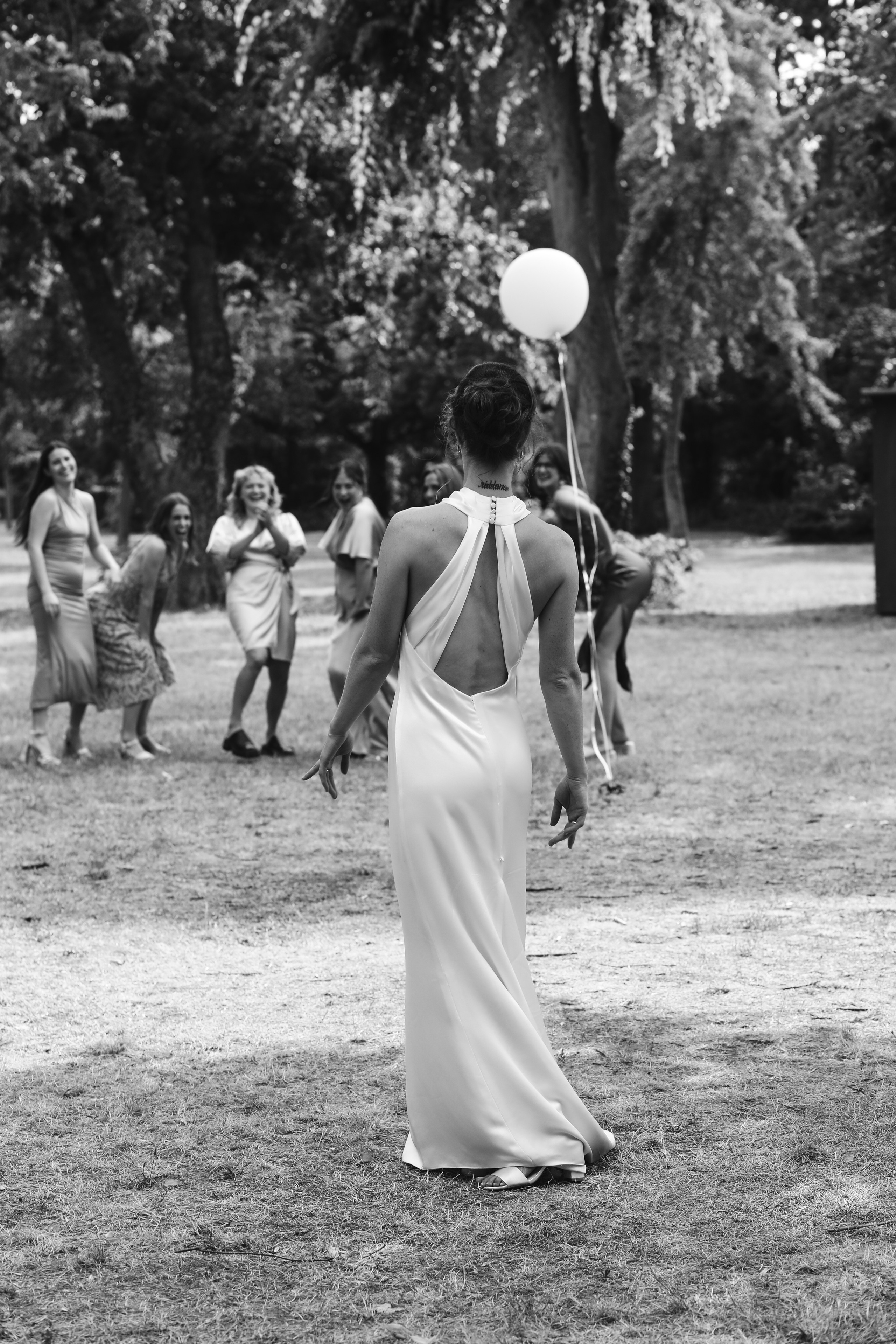 Gruppenfoto bei der Hochzeitsfeier im Schlösschen Limburgerhof – natürliche Reportage