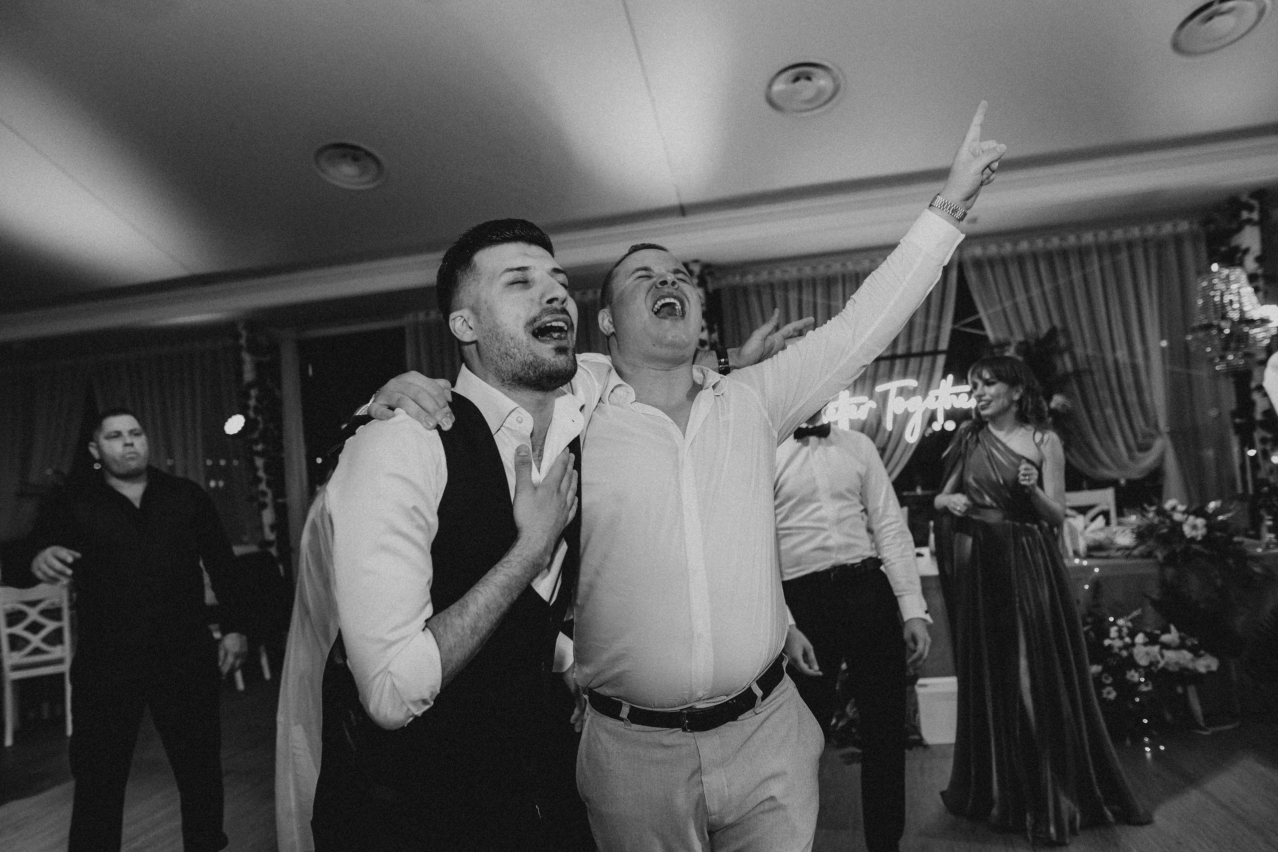 Cununie civila in aer liber , artificii de zi colorate , decor nunta , nunta la Hotel Traian. Proud Vision Weddings | Wedding Photography & Film — Servicii profesionale Foto Video Nunta Iasi