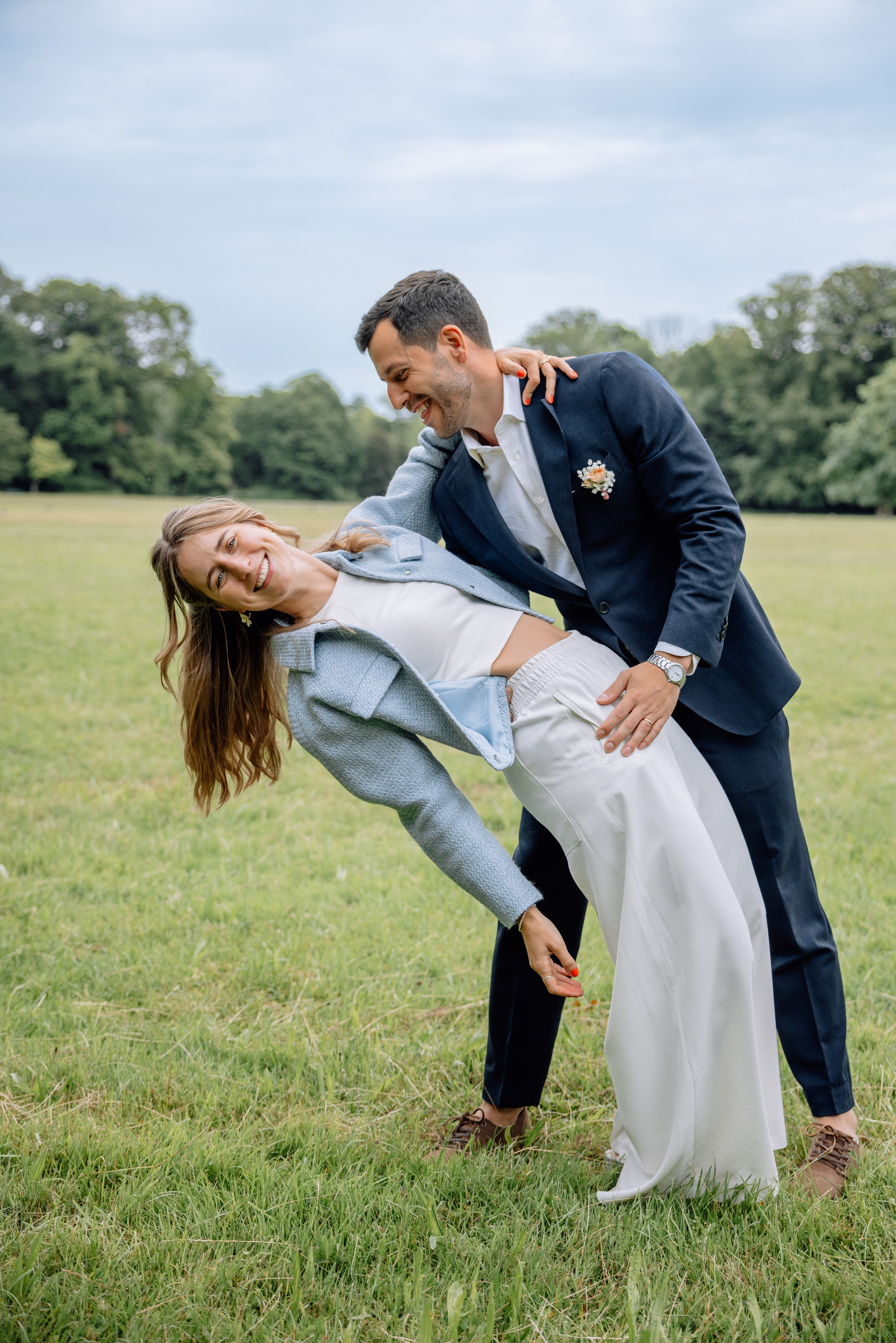 Brautpaar tanzt und spielt im Englischen Garten nach der Trauung im Standesamt Schwabing