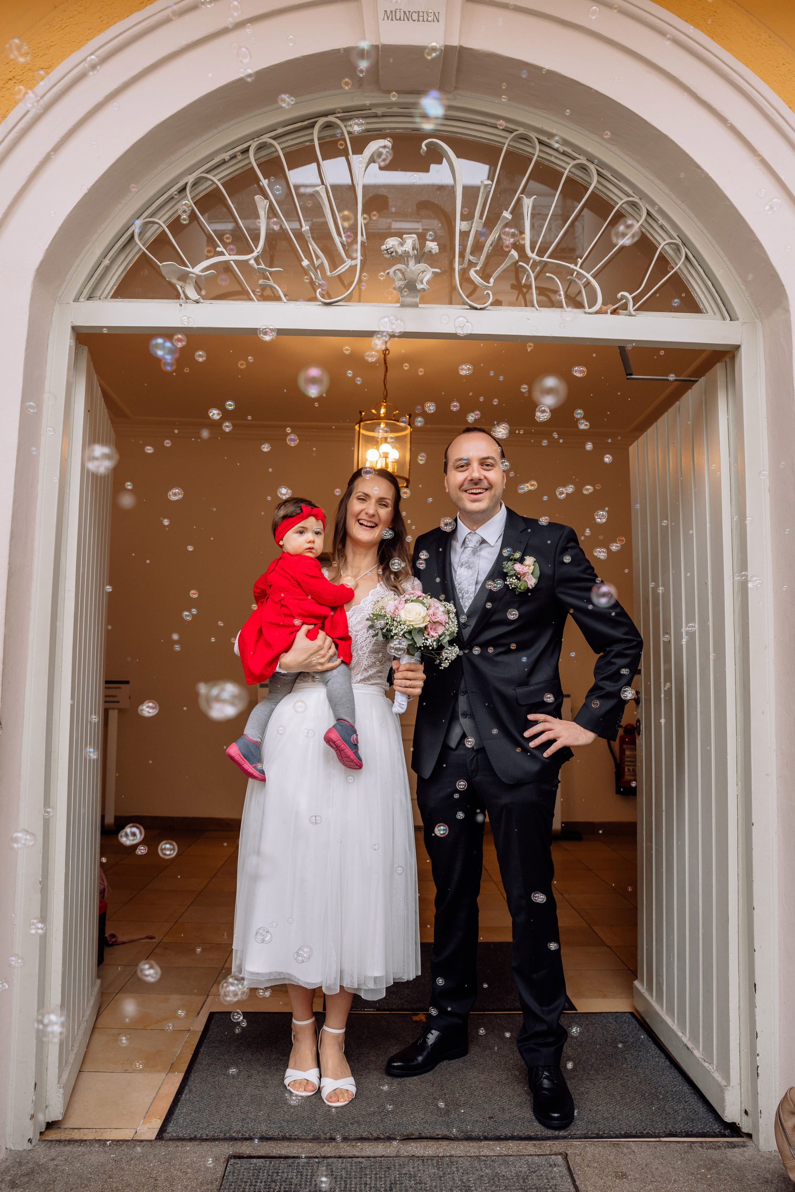 Zeitlose Hochzeit im Standesamt Mandlstraße | München Schwabing. Hochzeitsfotograf München Taufe Familienfotograf Tanja Mauke