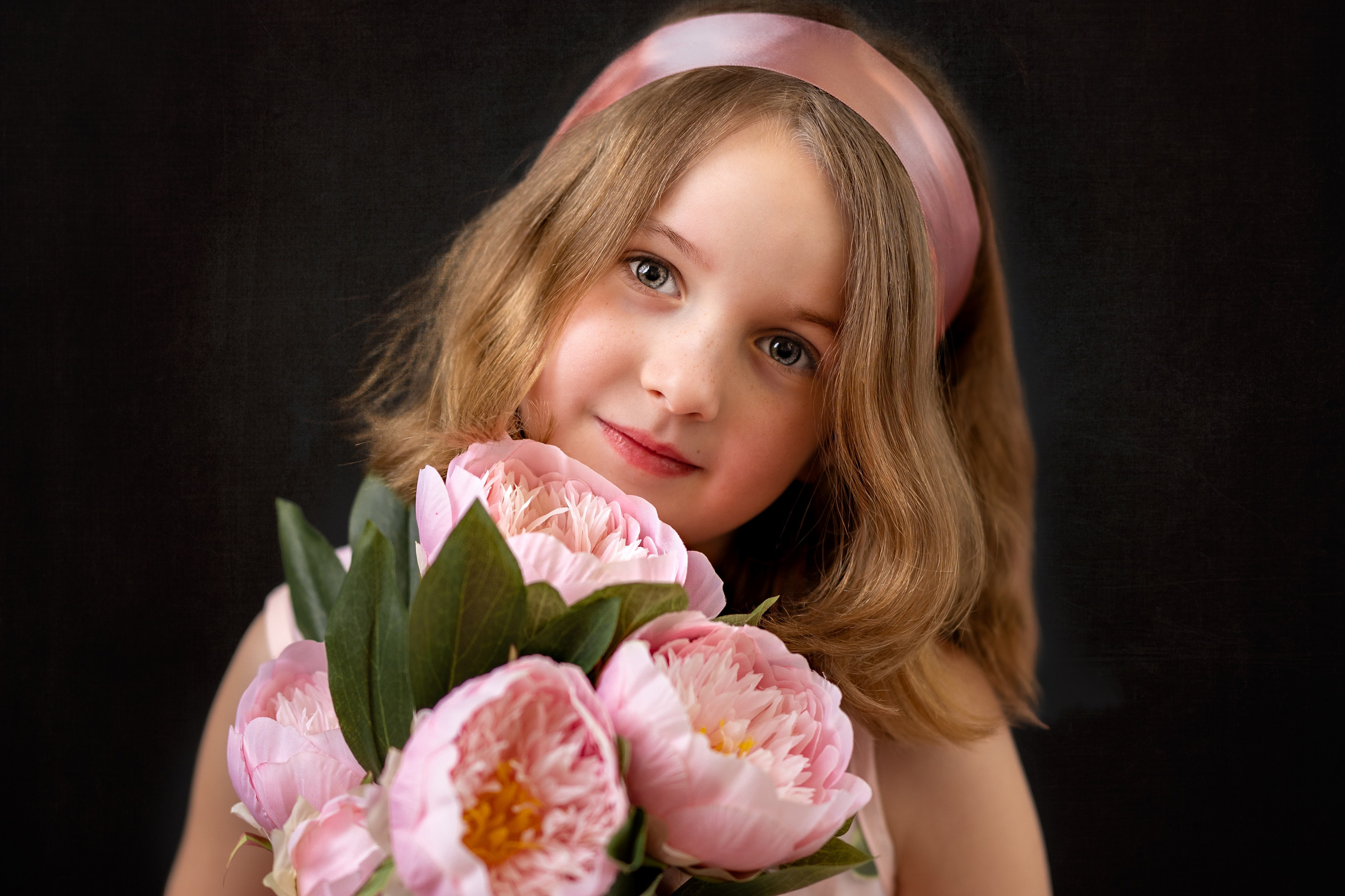 Fine Art children’s portraits in Dresden – artistic photography for your child. A studio with unique vintage outfits, perfect lighting, and an artistic atmosphere. No matter how active your child is – I will capture their essence beautifully!