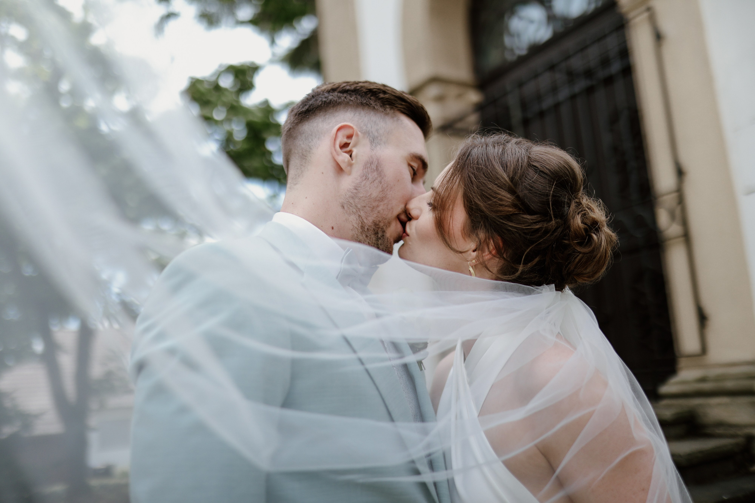 Professionelle Hochzeitsfotografin hält natürliche Paarmomente fest