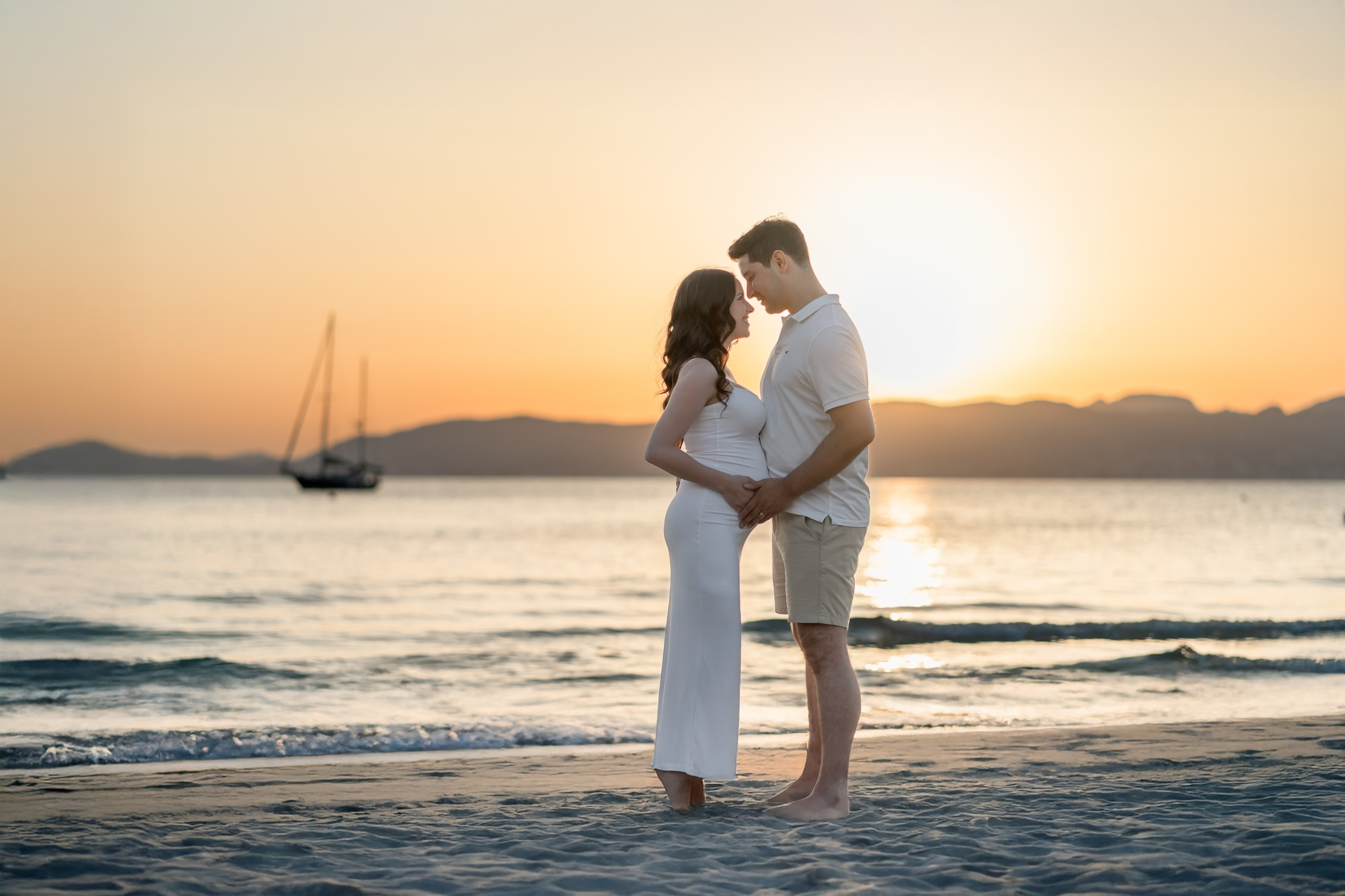 Maternity Photoshoot by the Sea in Mallorca – Natural & Timeless Moments. Deine Fotografin auf Mallorca für Familien und Business