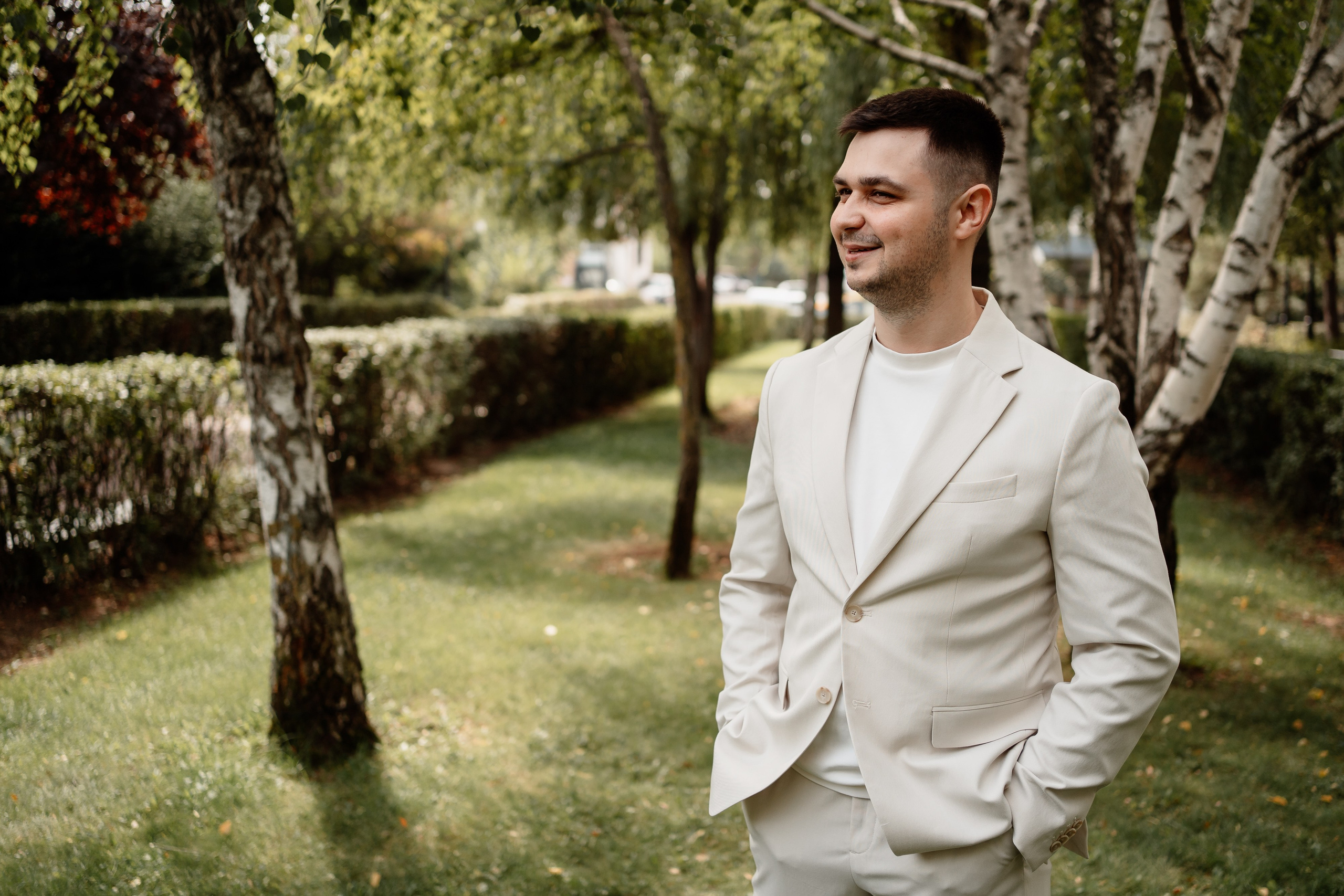 Miri fericiți în fața oficiului stării civile din Ilfov, celebrând începutul unei noi vieți împreună. Fotografie de cununie civilă, capturând naturalețea și bucuria momentului special.