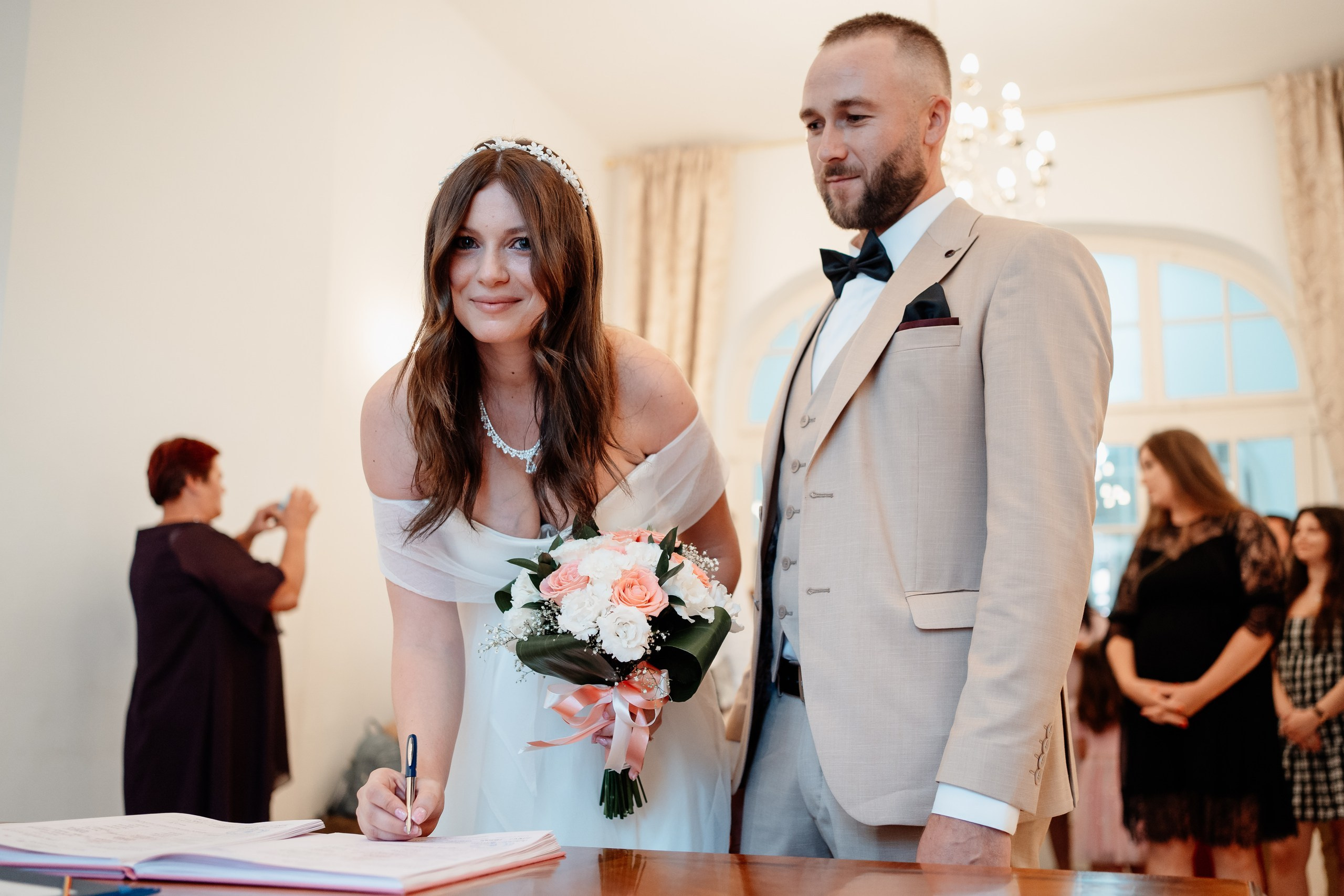 Miri fericiți în fața oficiului stării civile din Bucuresti, Sector 1, celebrând începutul unei noi vieți împreună. Fotografie de cununie civilă, capturând naturalețea și bucuria momentului special.