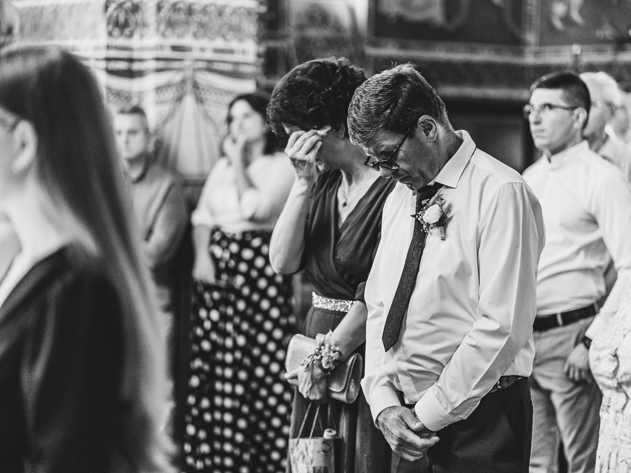 Moment emoționant între miri în ziua nunții, surprins într-un cadru natural și romantic, la Conacul din Livada. Fotografie de nuntă profesională, editată artistic pentru a evidenția emoția și eleganța evenimentului.