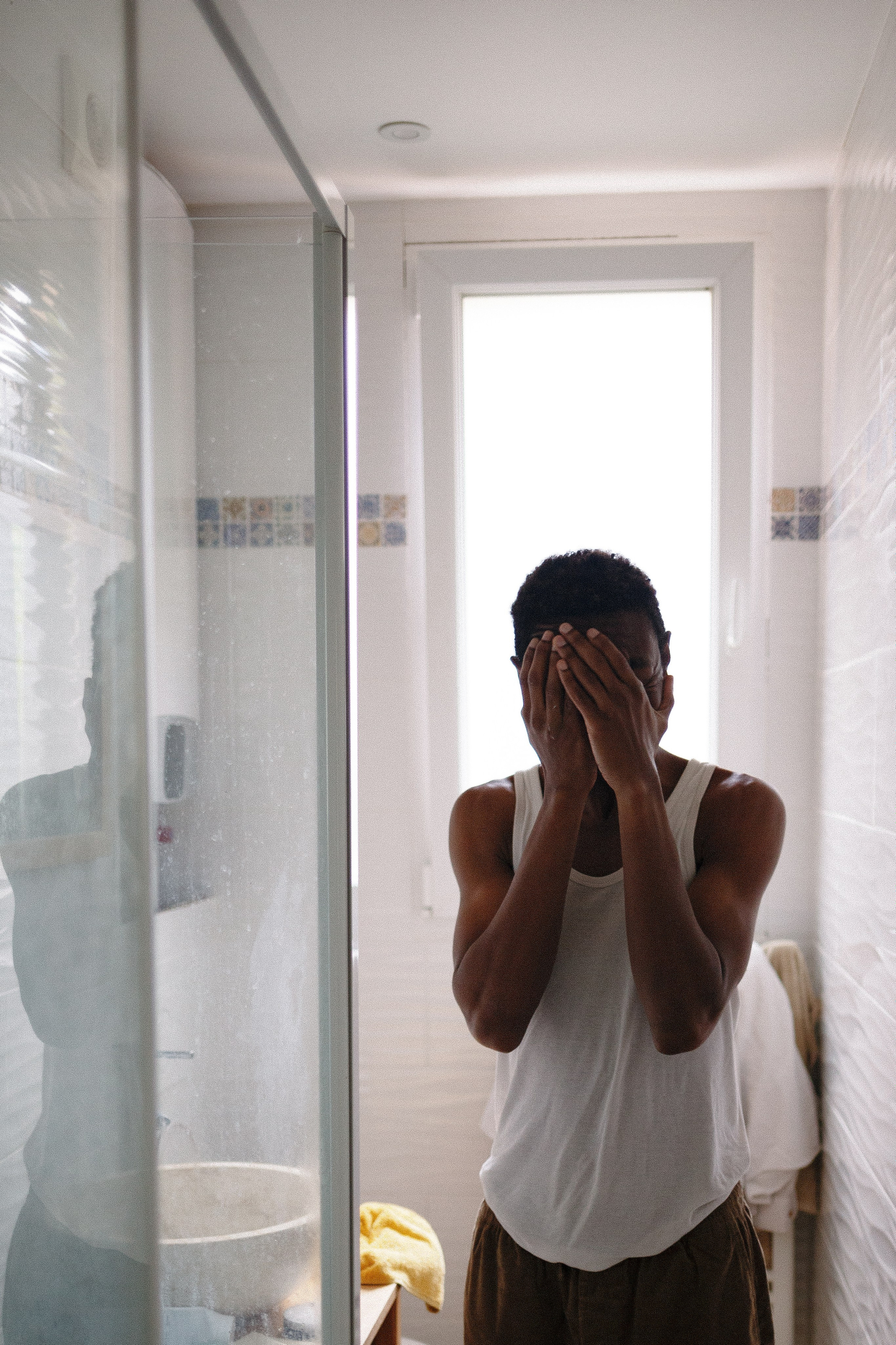 Un chico de París en su piso. Marina Kálcheva – Photographer, Videographer & Visual Artist in Barcelona