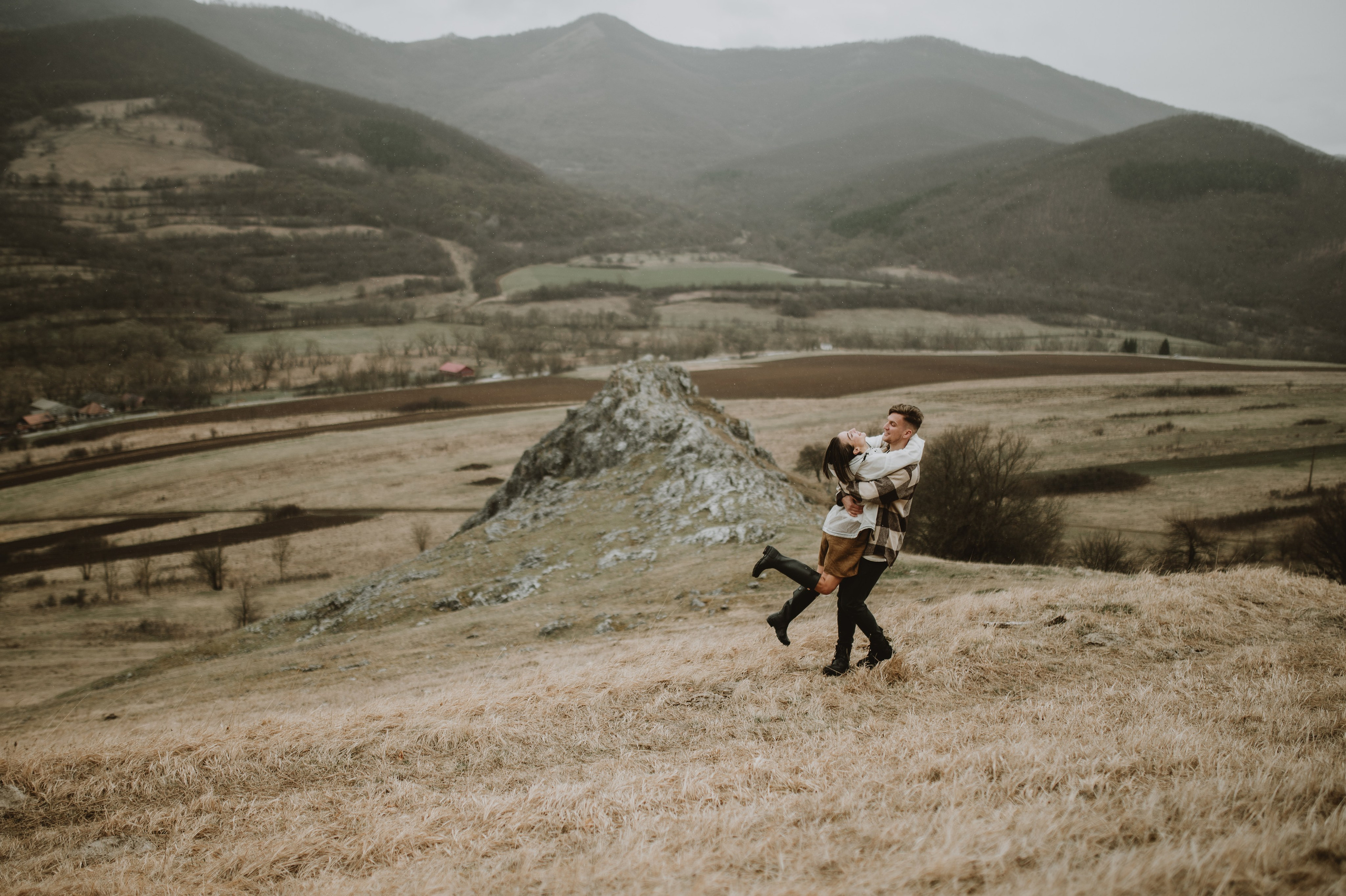 Sedinta foto de cuplu in munti, sedinta save the date pe munte. Proud Vision Weddings | Wedding Photography & Film — Servicii profesionale Foto Video Nunta Iasi