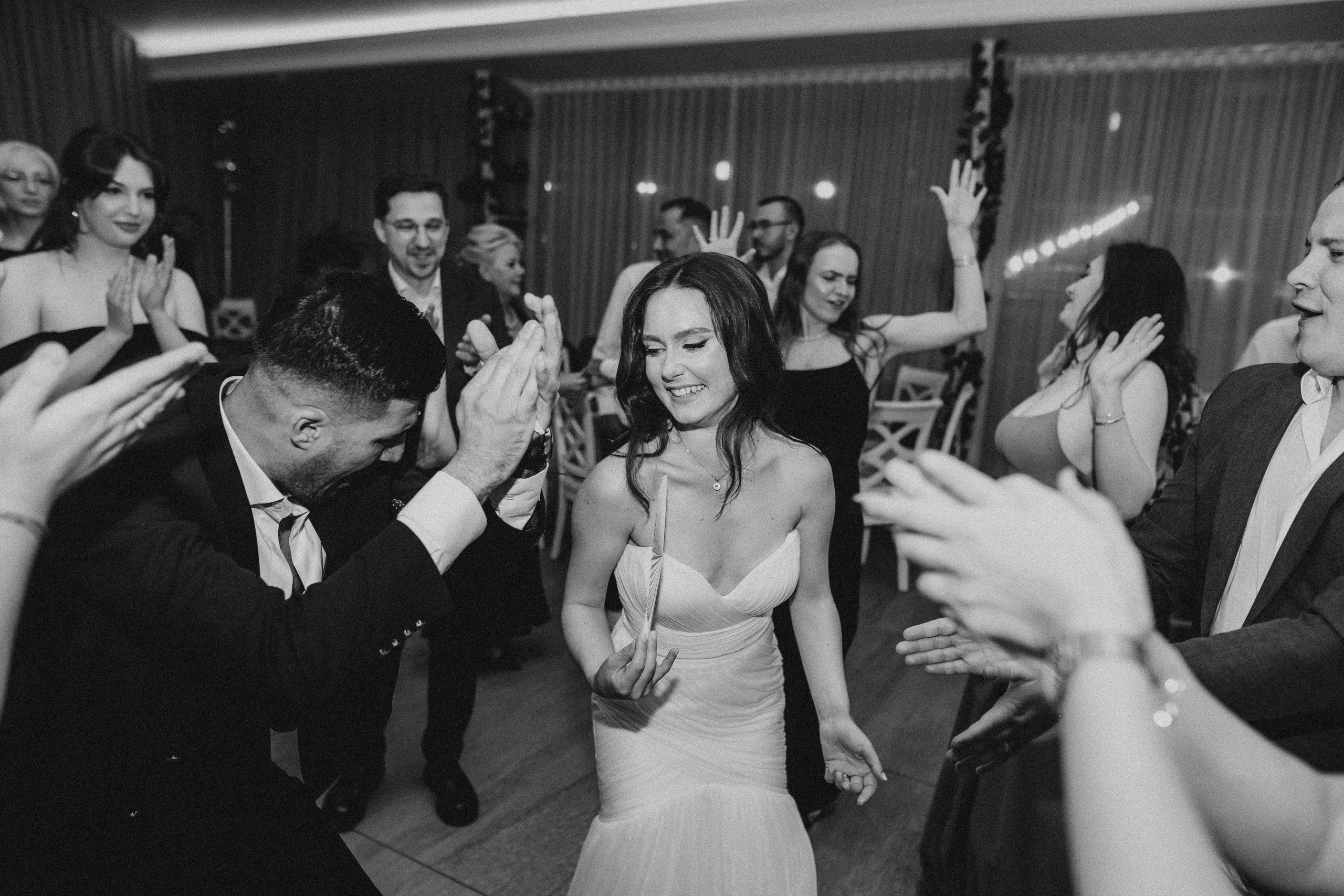 Cununie civila in aer liber , artificii de zi colorate , decor nunta , nunta la Hotel Traian. Proud Vision Weddings | Wedding Photography & Film — Servicii profesionale Foto Video Nunta Iasi