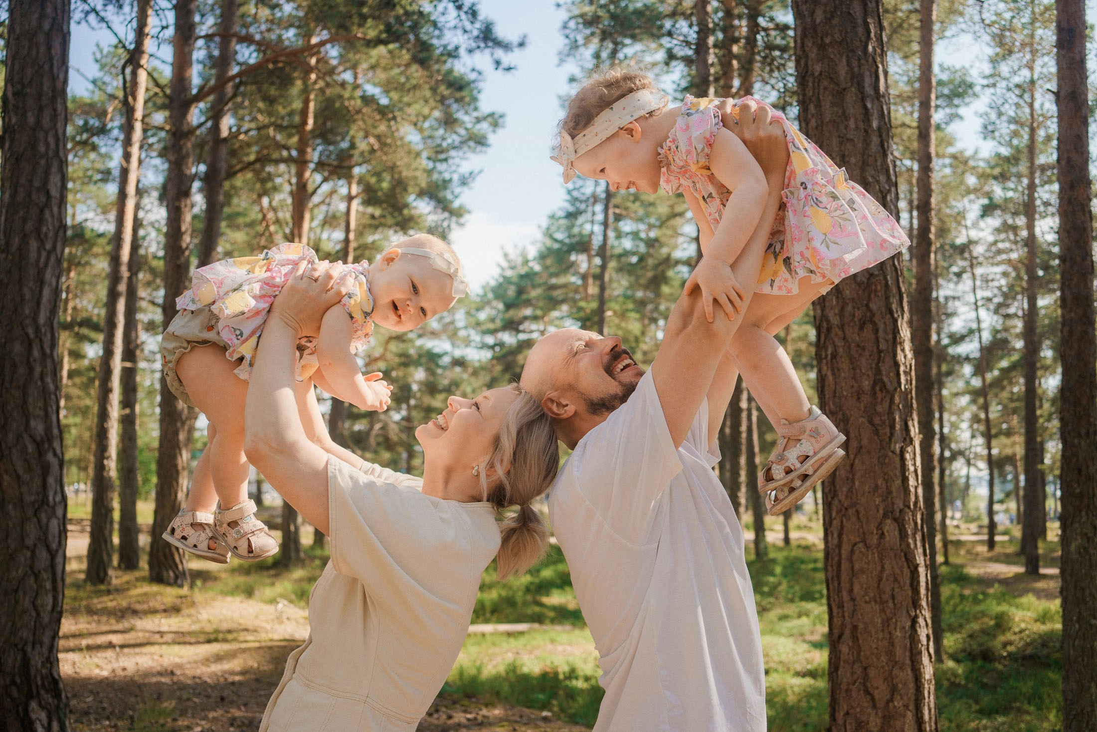 Kesäinen perhekuvaus meren rannalla