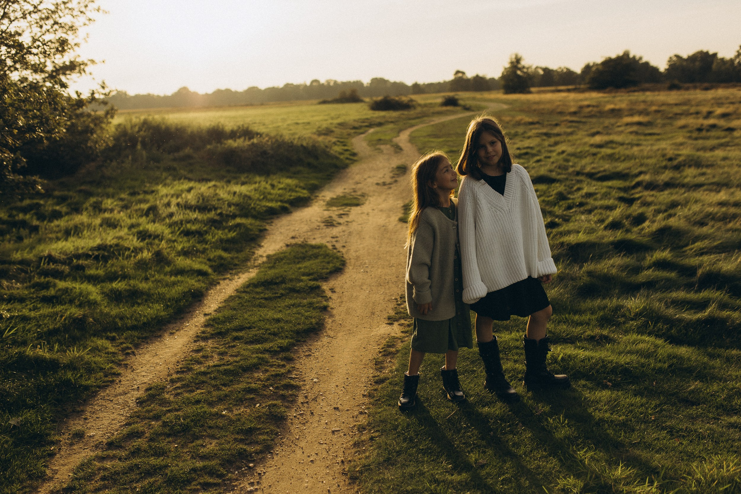 Mama und ihre zwei bezaubernden Töchter in einer familiären Fotosession. Familien & Hochzeitfotografin Nadja Holzmann