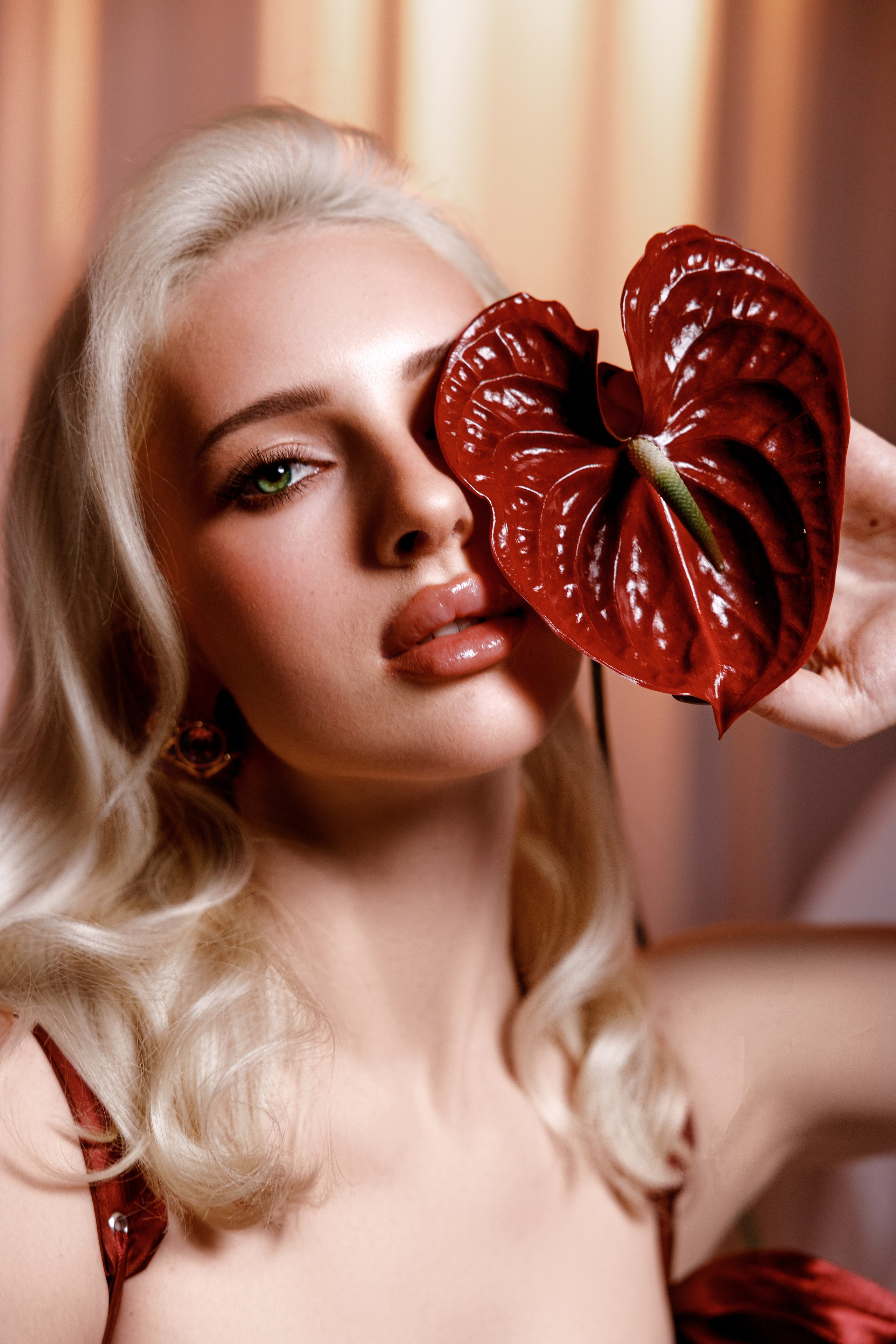 фотосессия портрет с цветком с двумя источника ламп