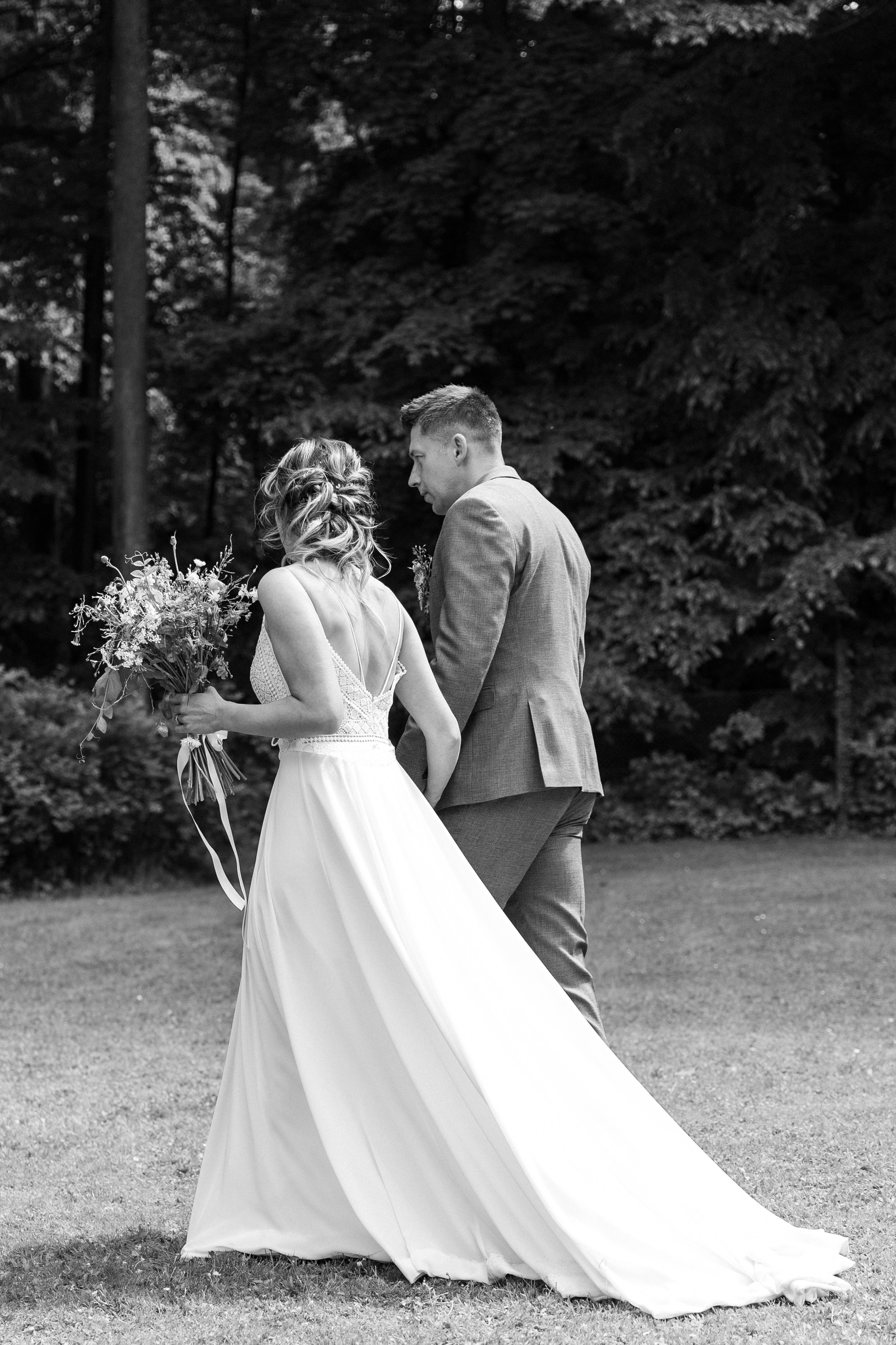 Bride and Groom Photoshoot. Lifestyle and Family Photographer in Pisek Oxana Telupilova