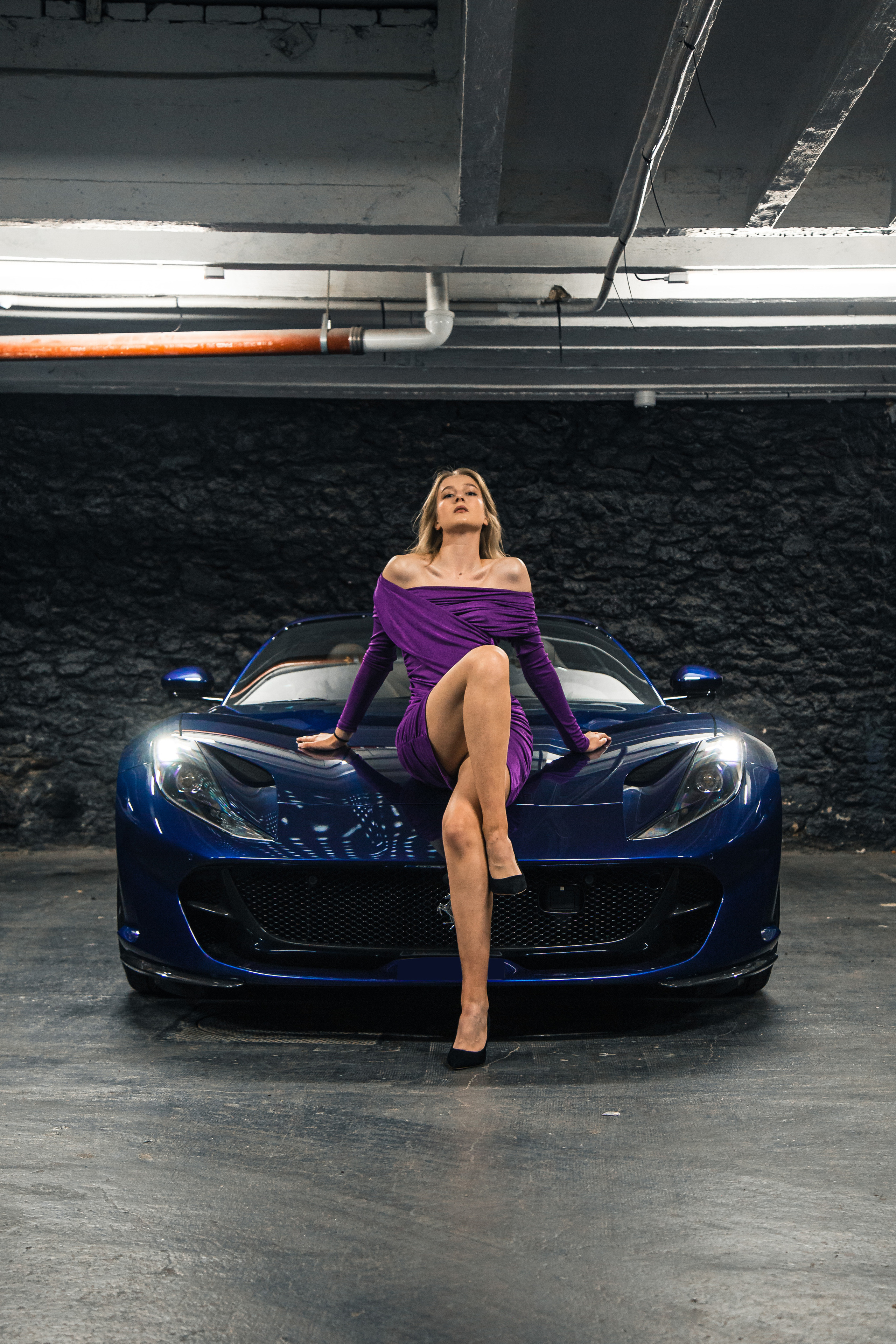 Anna x Ferrari 812. Photographe de voitures à Paris — Vitalii Motruk