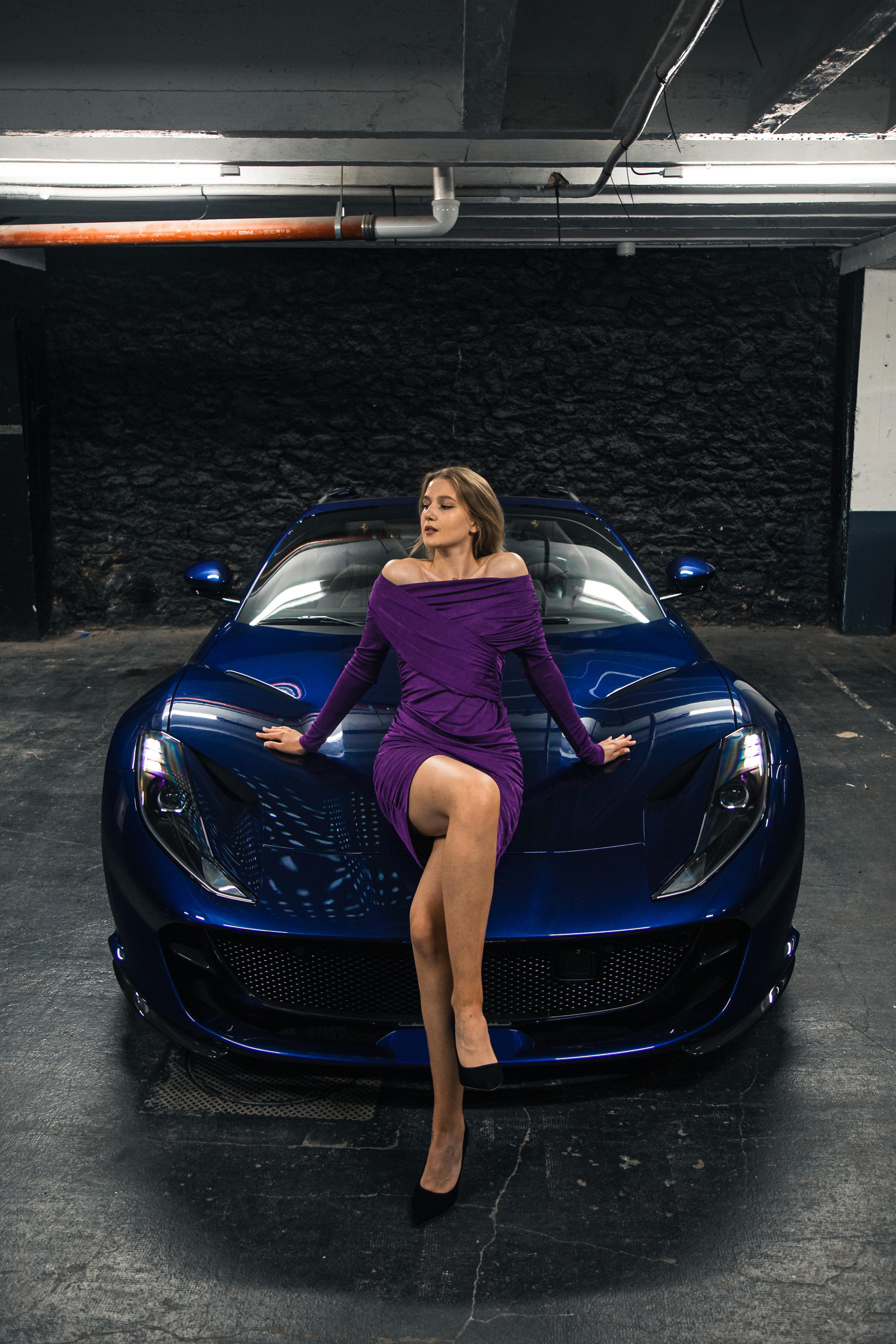 Anna x Ferrari 812. Photographe de voitures à Paris — Vitalii Motruk