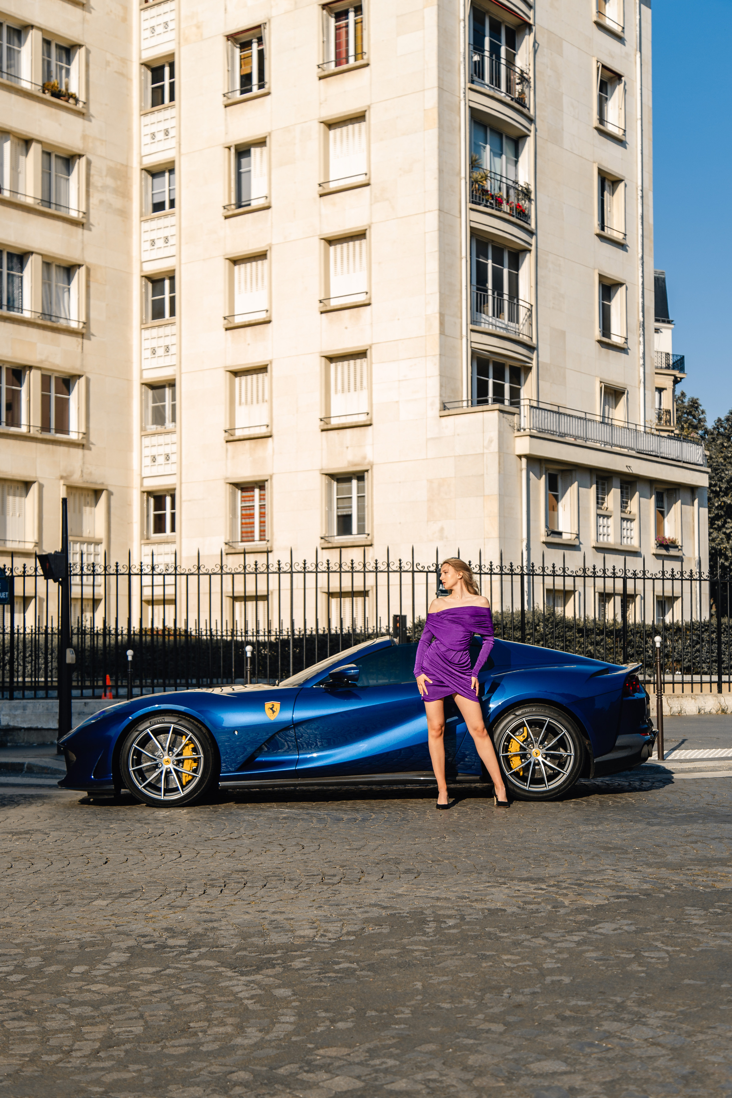 Anna x Ferrari 812. Photographe de voitures à Paris — Vitalii Motruk