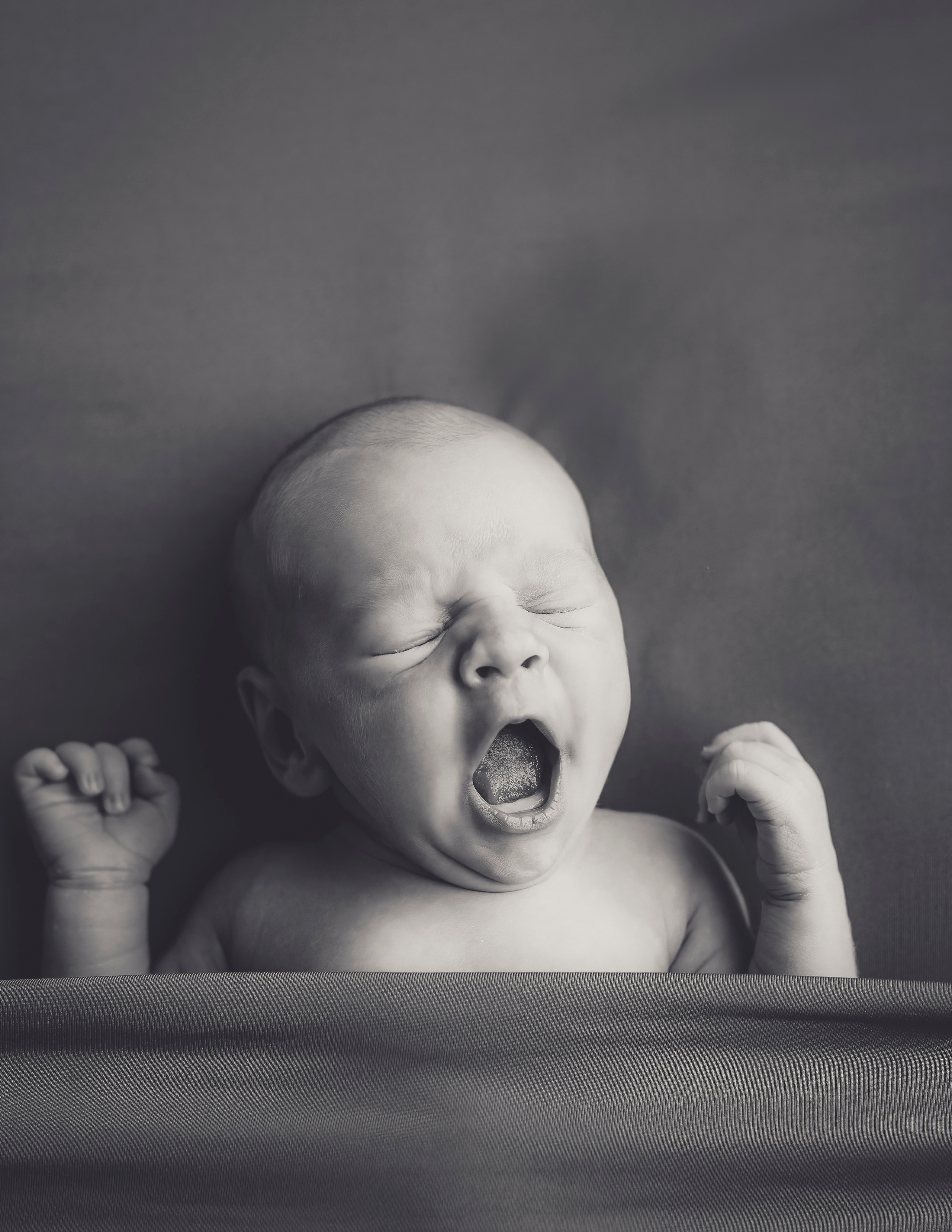 pasgeboren baby is aan het gapen