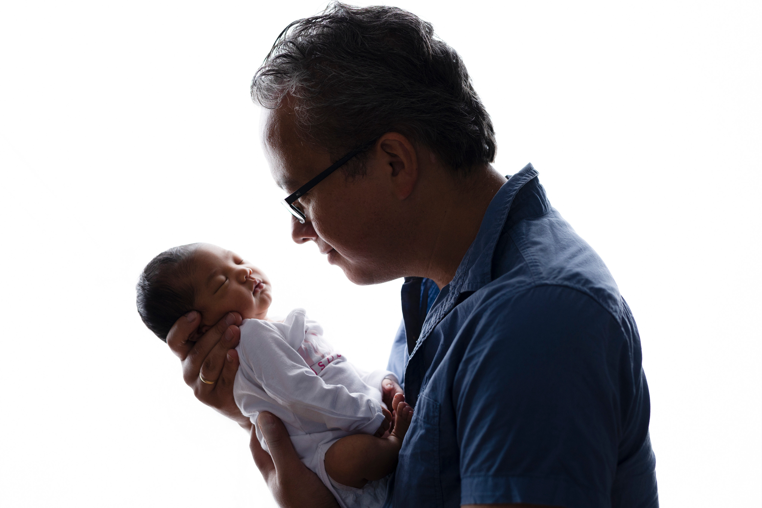 papa houdt zijn pasgeboren dochter vast