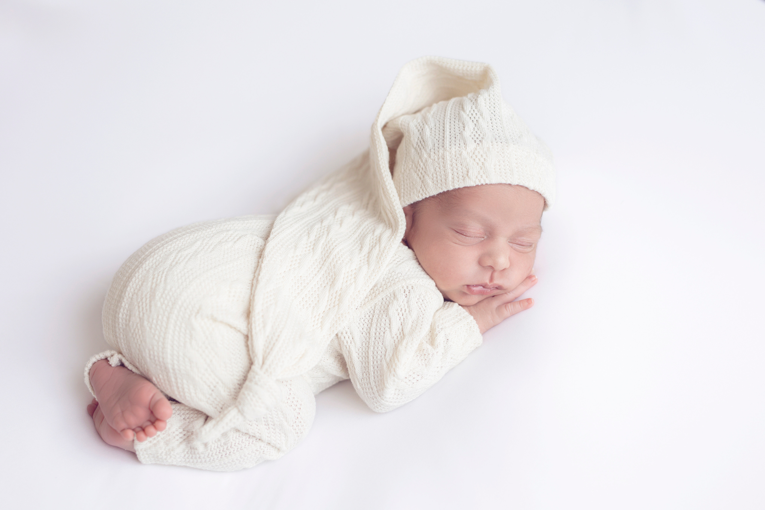 Newbornshoot Gepoeseerd Prijs | Tarieven Newborn Fotografie. Familie en huwelijksfotograaf in Zwolle Overijssel