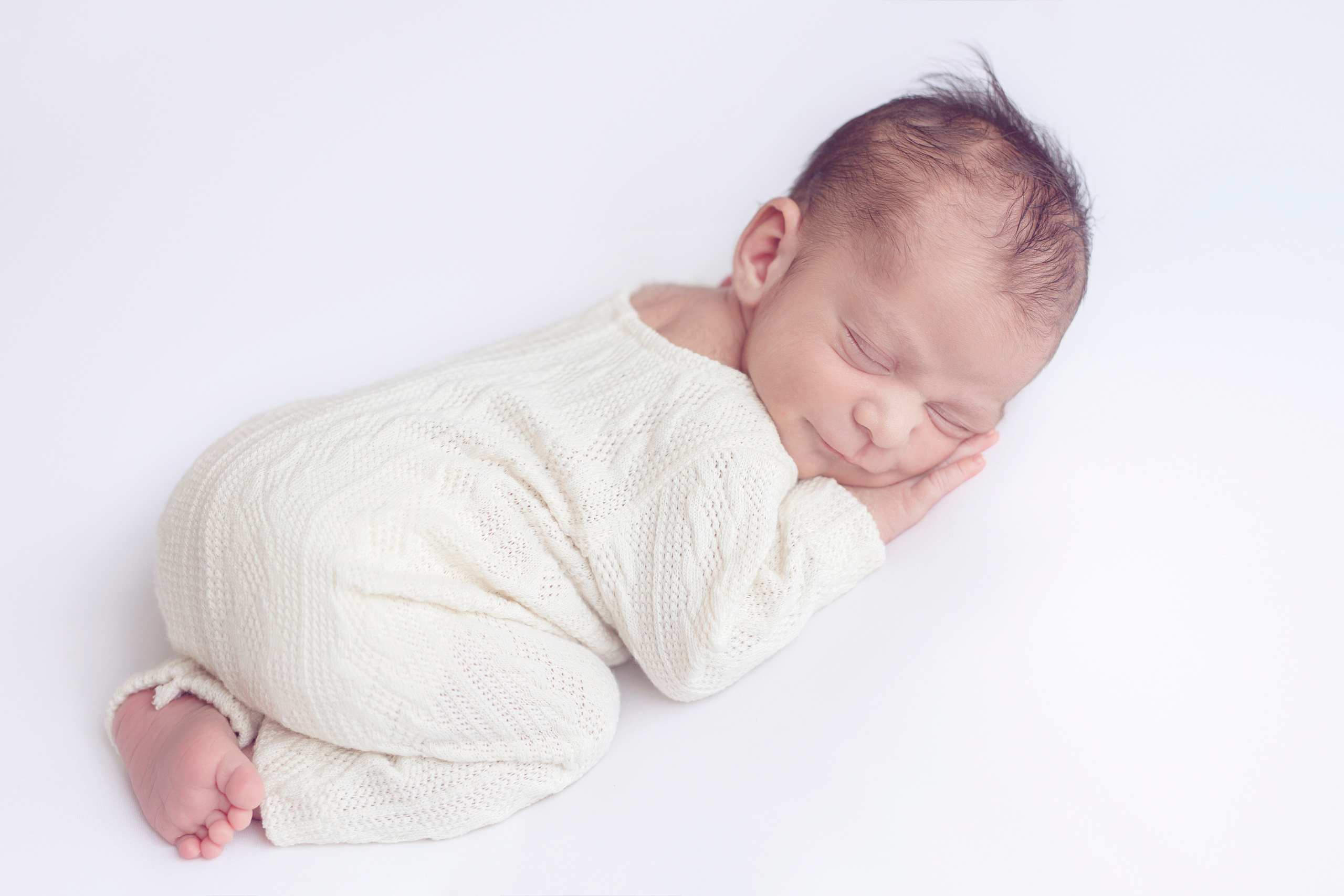 Baby’tje met een pluche knuffel