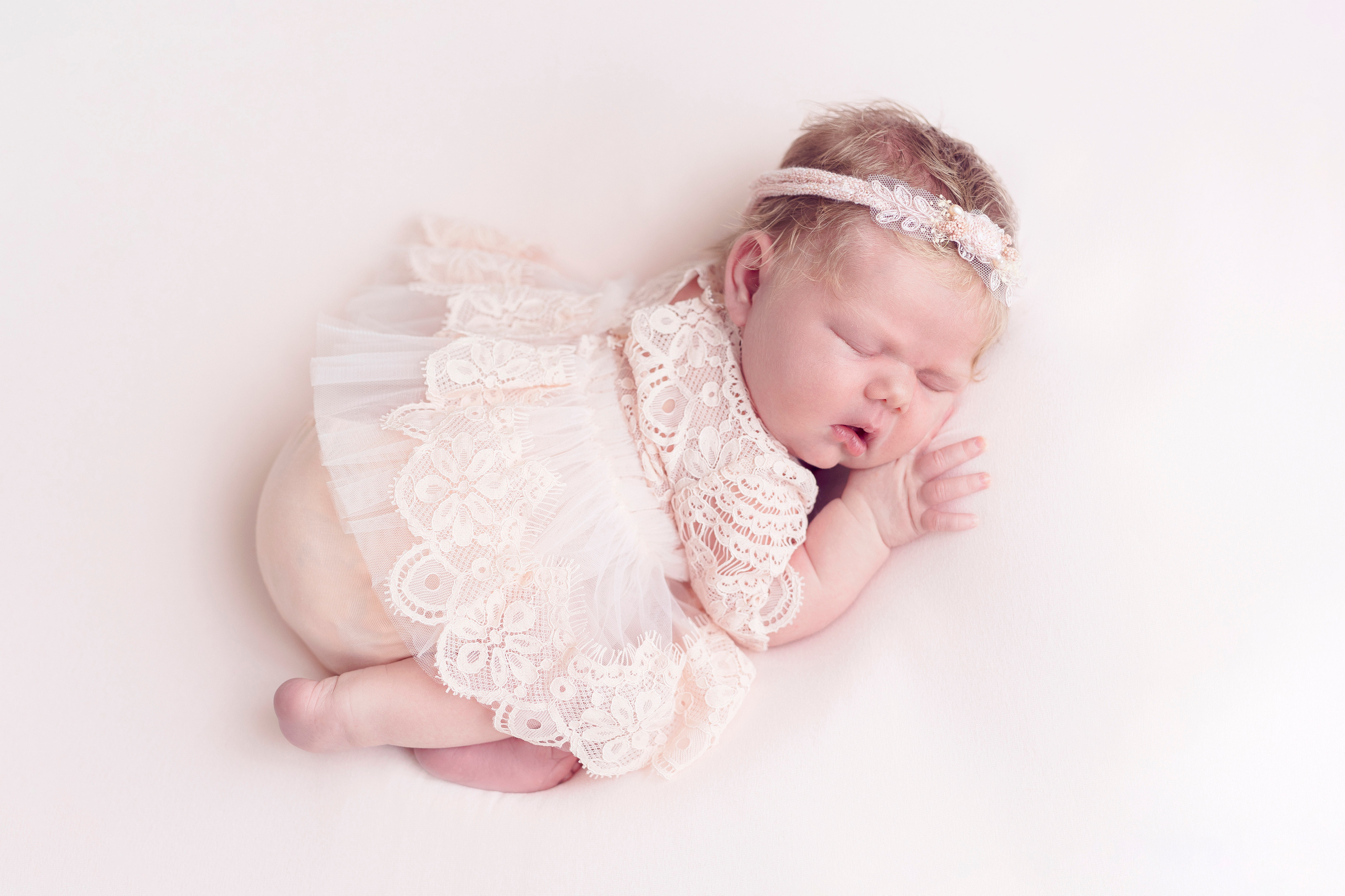 Newbornshoot Gepoeseerd Prijs | Tarieven Newborn Fotografie. Familie en huwelijksfotograaf in Zwolle Overijssel