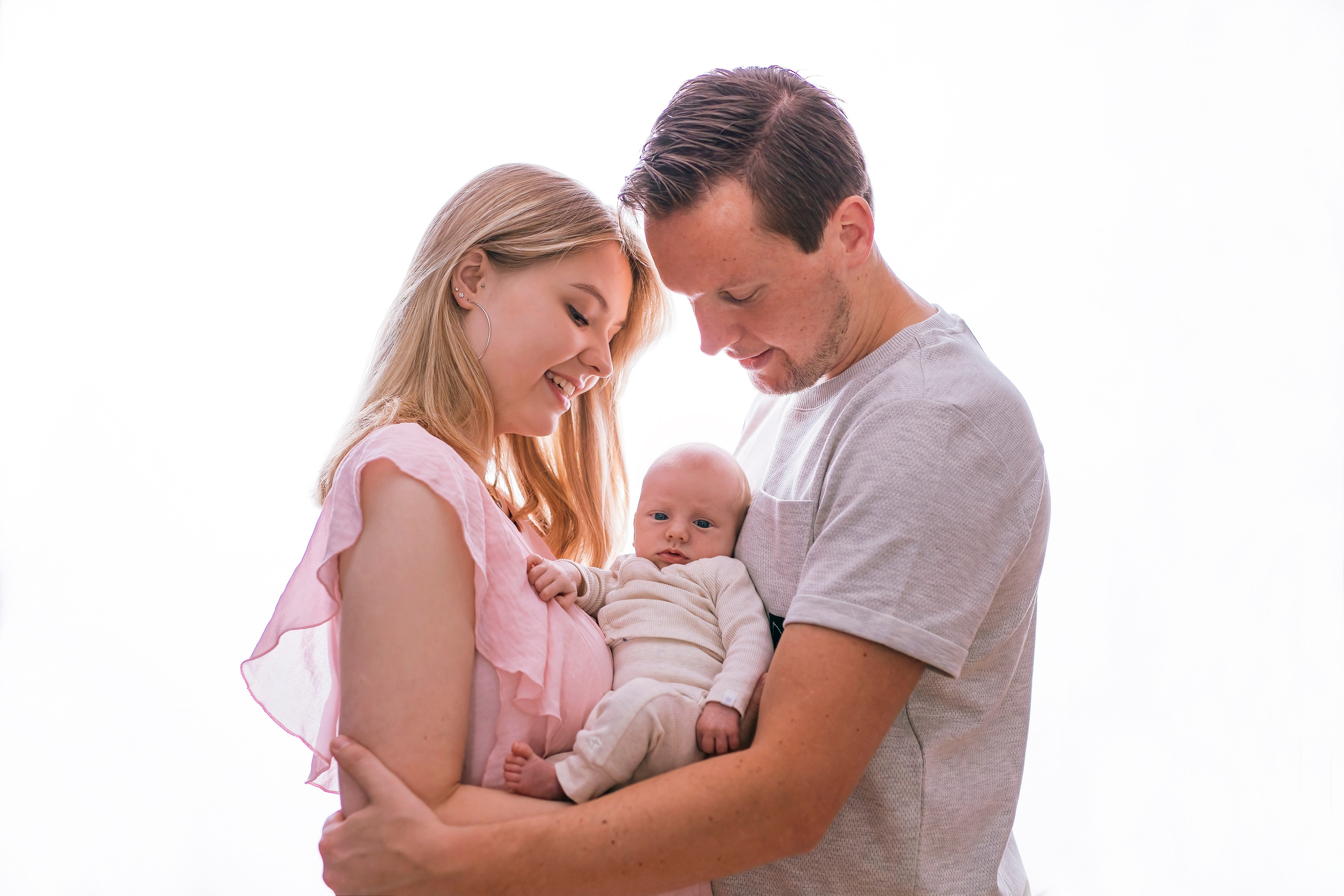 Ongeposeerde lifestyle newborn sessie met Irina Hoek.