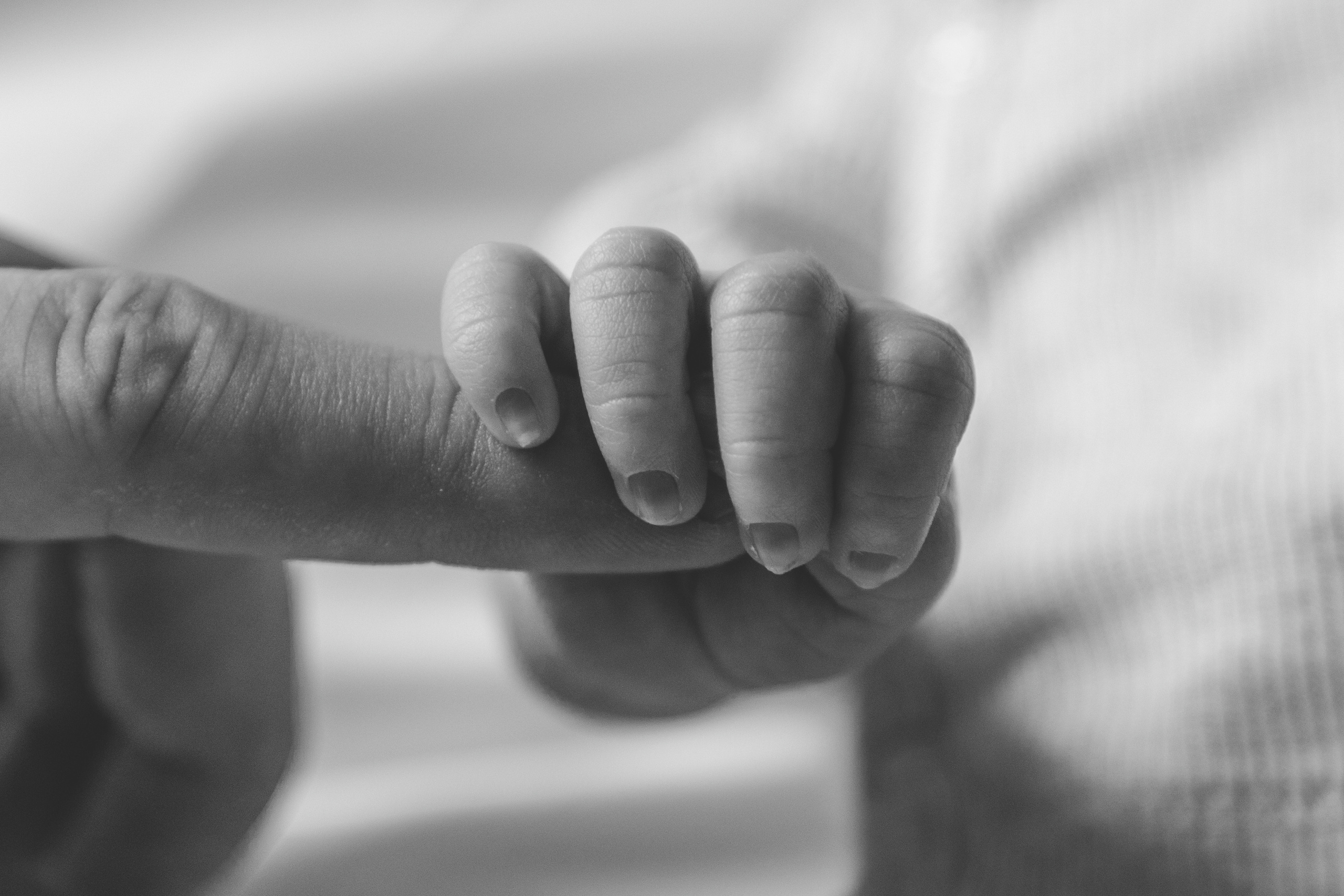 Kostbare newborn momenten gefotografeerd door Irina Hoek.