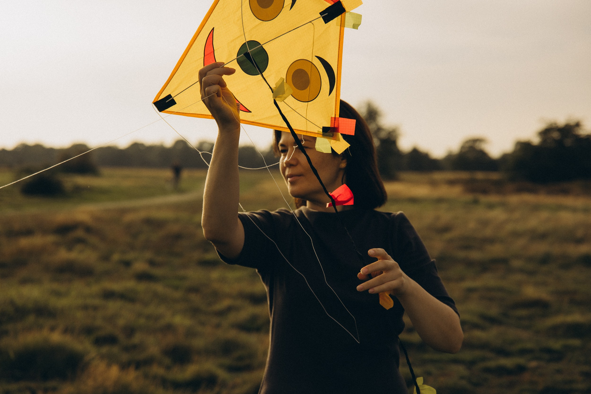 Mama und ihre zwei bezaubernden Töchter in einer familiären Fotosession. Familien & Hochzeitfotografin Nadja Holzmann