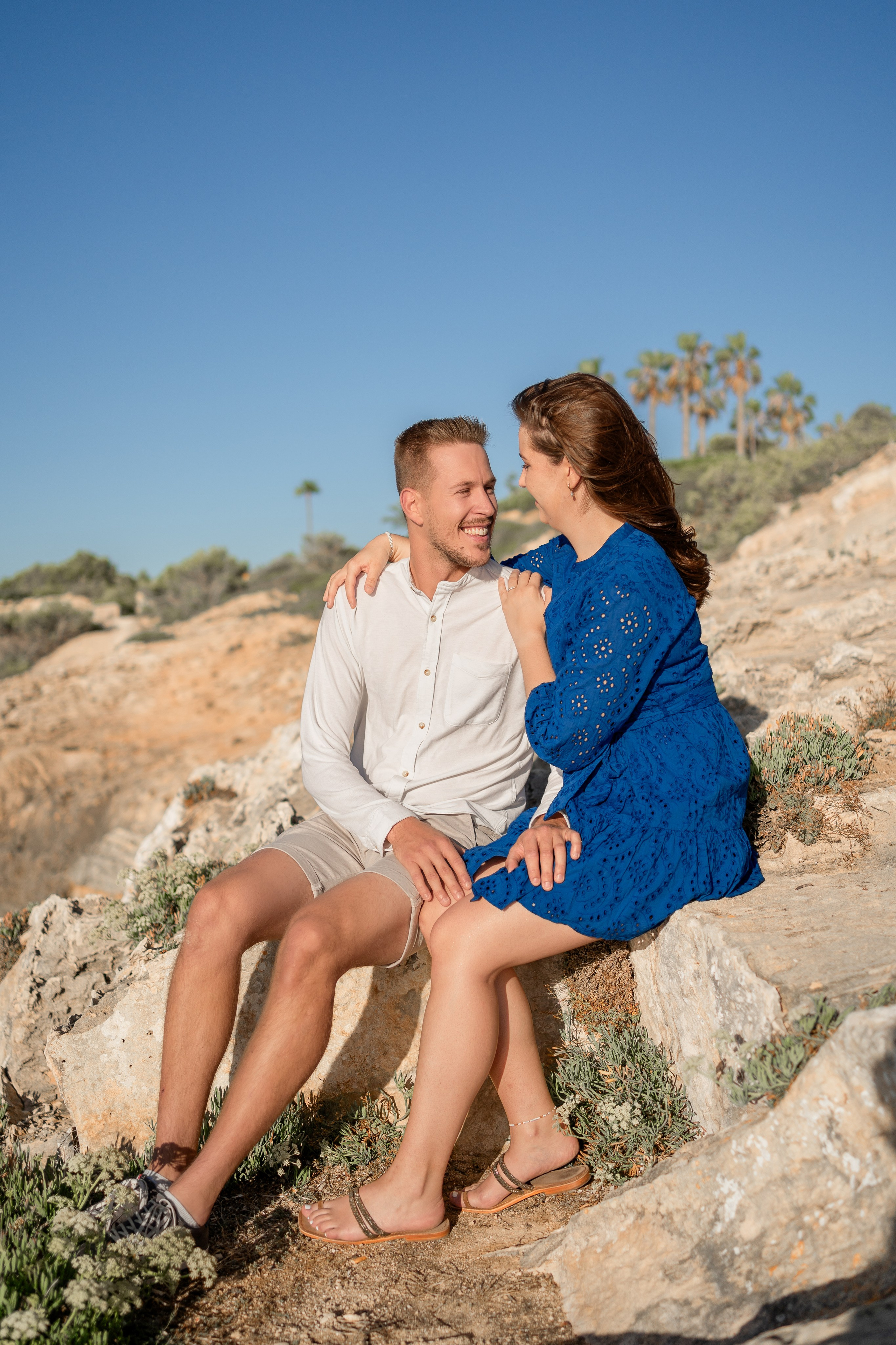 Romantischer Heiratsantrag auf Mallorca – Überraschung am Meer. Deine Fotografin auf Mallorca für Familien und Business