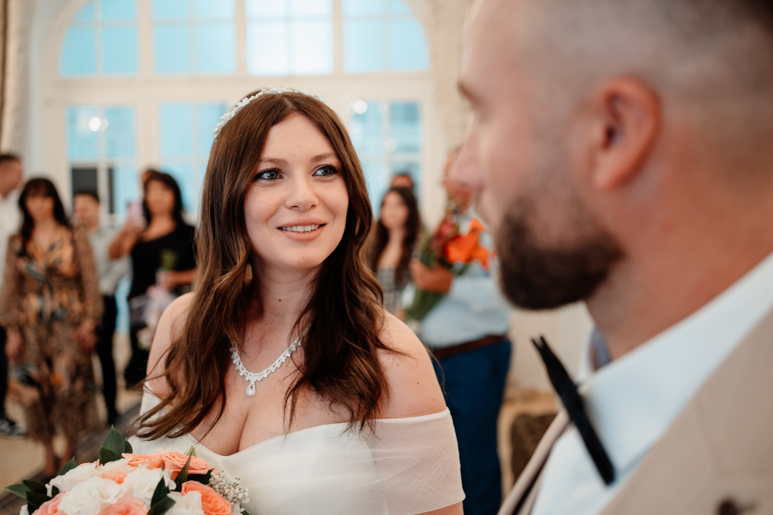 Miri fericiți în fața oficiului stării civile din Bucuresti, Sector 1, celebrând începutul unei noi vieți împreună. Fotografie de cununie civilă, capturând naturalețea și bucuria momentului special.