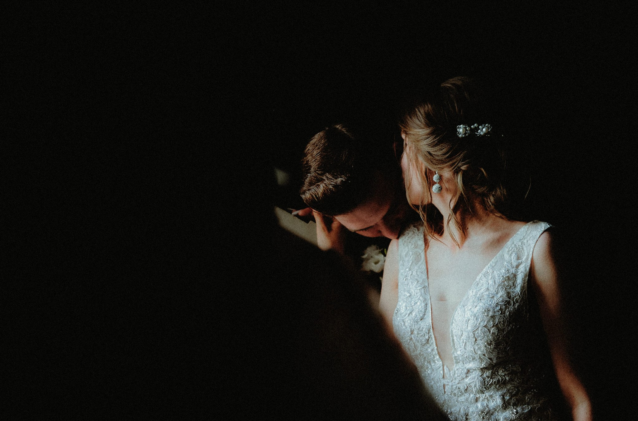 Fotograf profesionist de nuntă. Cu o abordare creativă și tehnici unice, spunem povestea voastră prin imagini pline de iubire și naturalețe. Descoperă arta fotografiei de nuntă . Fotograf Iasi, fotograf de nunta Suceava. Fotografii de nuntă. Pachet fotografii de nuntă. Fotograf Iasi, fotograf Suceava, fotograf Botosani, fotograf Romania. Servicii foto nuntă. Servicii foto-video.