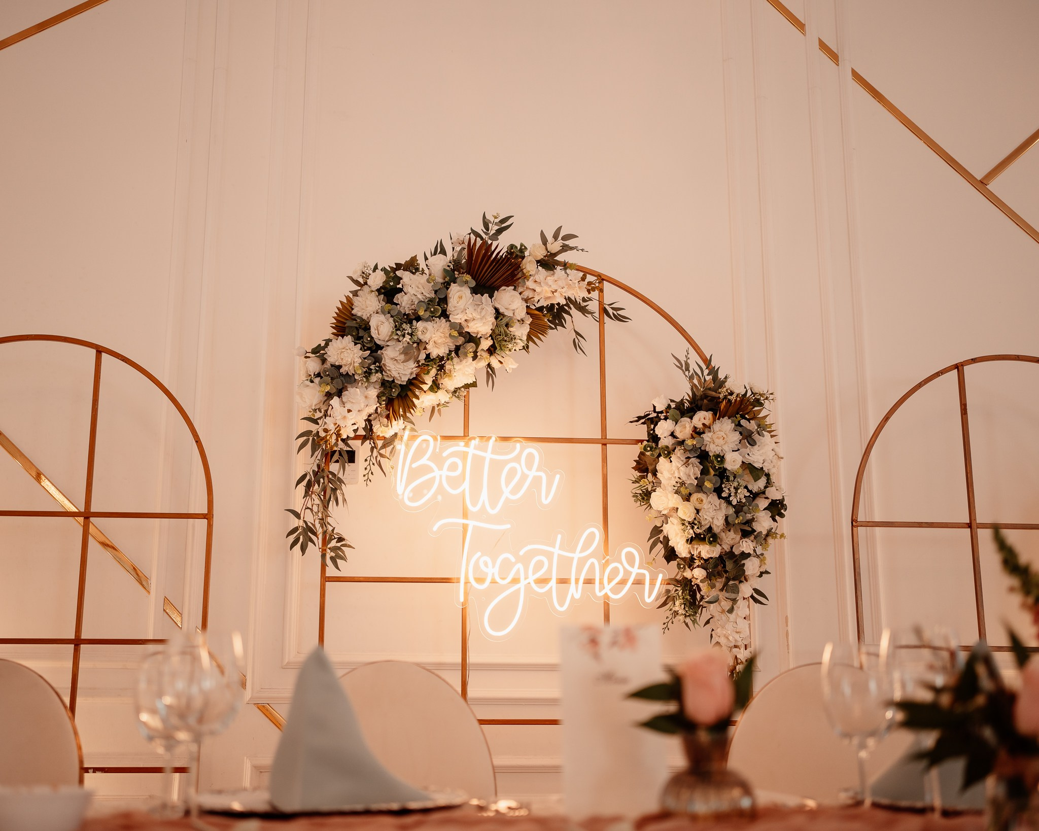 Moment emoționant între miri în ziua nunții, surprins într-un cadru natural și romantic, la Conacul din Livada. Fotografie de nuntă profesională, editată artistic pentru a evidenția emoția și eleganța evenimentului.